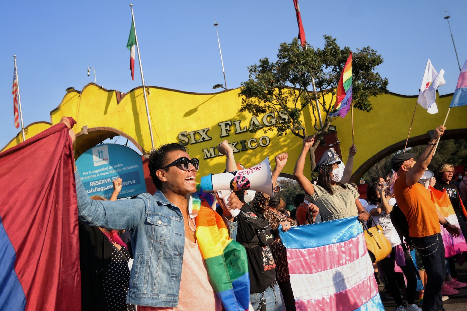 Entre bailes y risas: así fue el Besotón en Six Flags tras polémica por  discriminación - Infobae