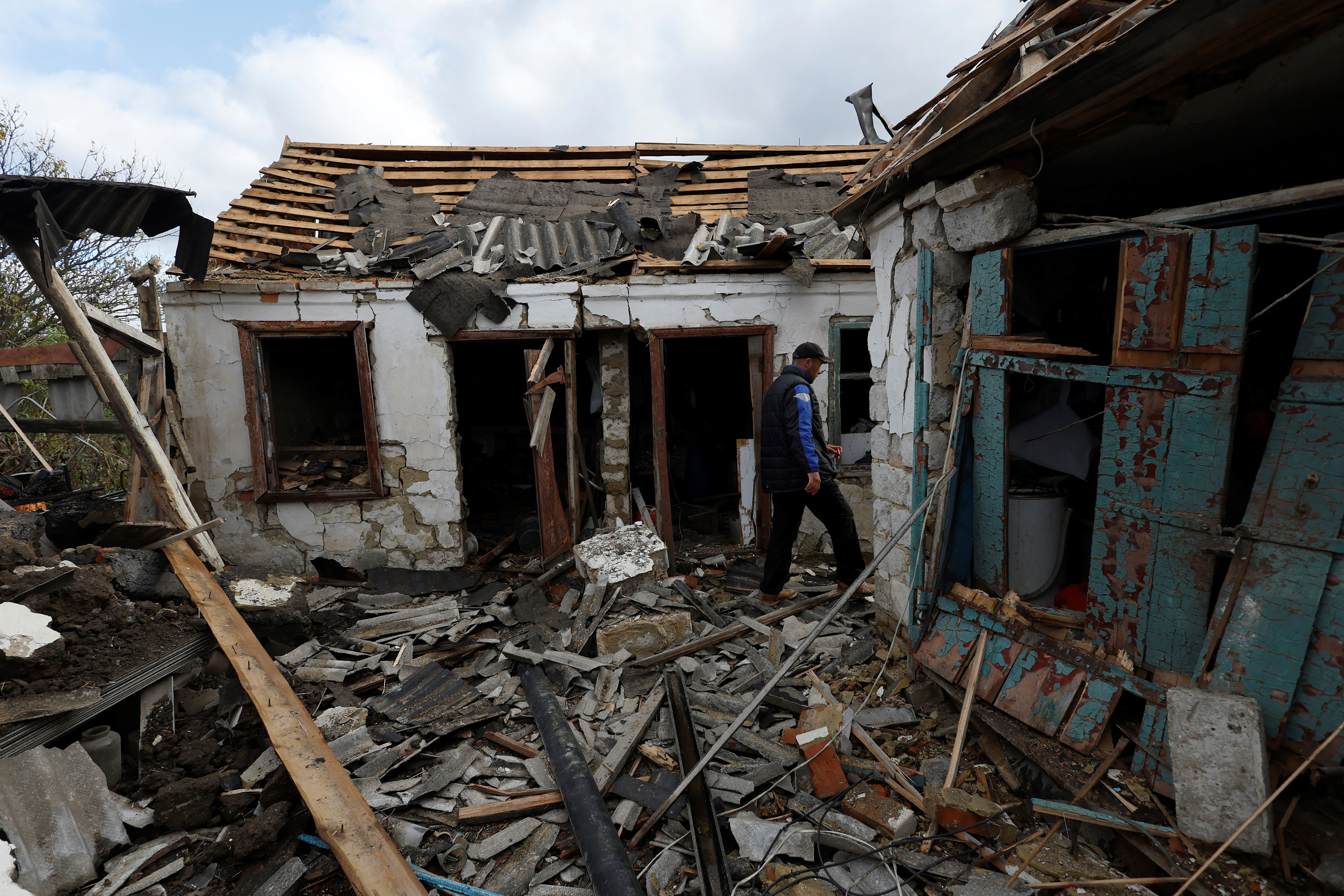 Una casa dañada en un ataque de misiles en medio del ataque de Rusia a Ucrania, cerca de la frontera rusa en la región de Kharkiv, Ucrania, 21 de octubre de 2022. REUTERS/Clodagh Kilcoyne