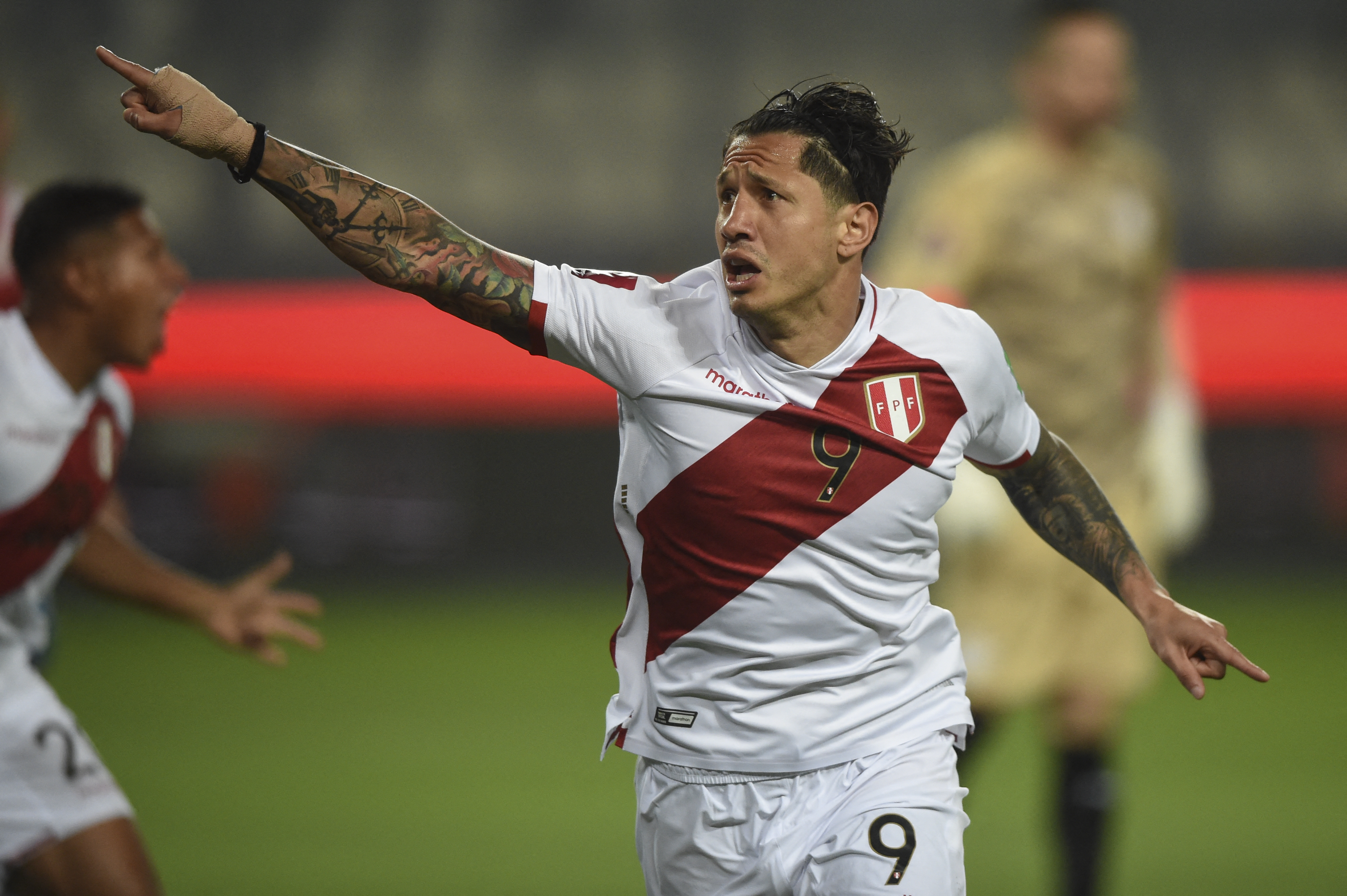 Gianluca Lapadula esulta dopo aver segnato un gol contro il Paraguay nell'ultima partita delle Qualificazioni Qatar 2022. |