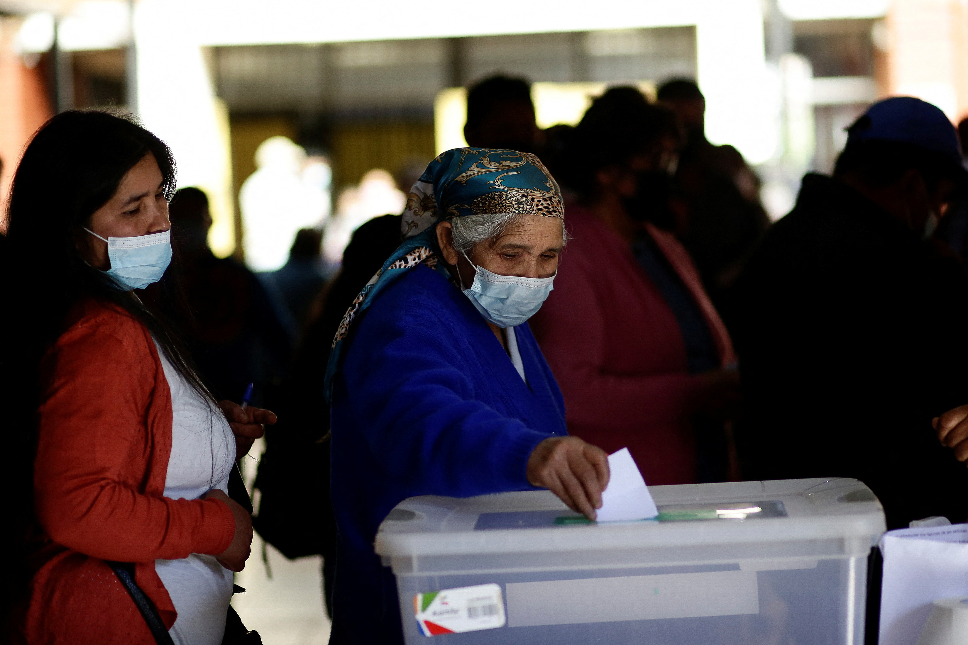 Una mujer mapuche vota en Temuco (Reuters)