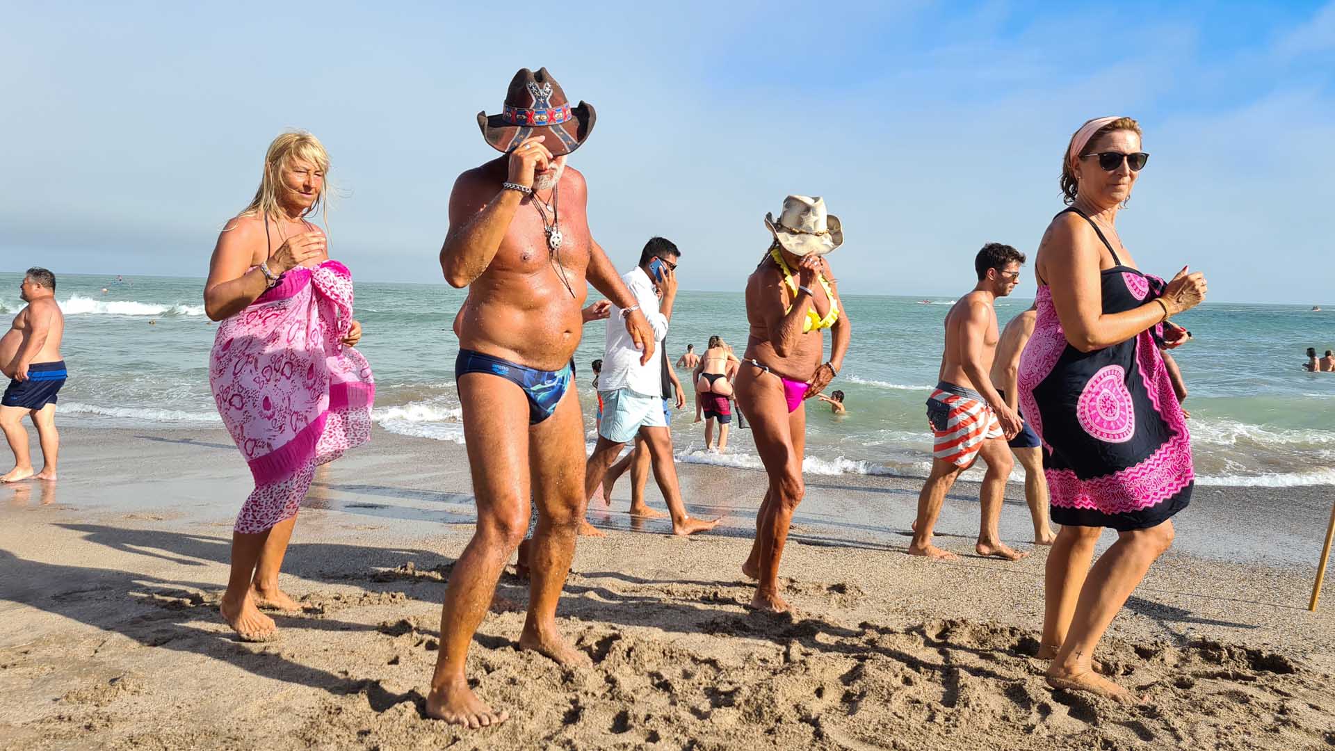 El sábado, los agentes de control cerraron la playa Cabo Corrientes por exceso de turistas. También un acceso de Playa Grande para evitar aglomeraciones de personas