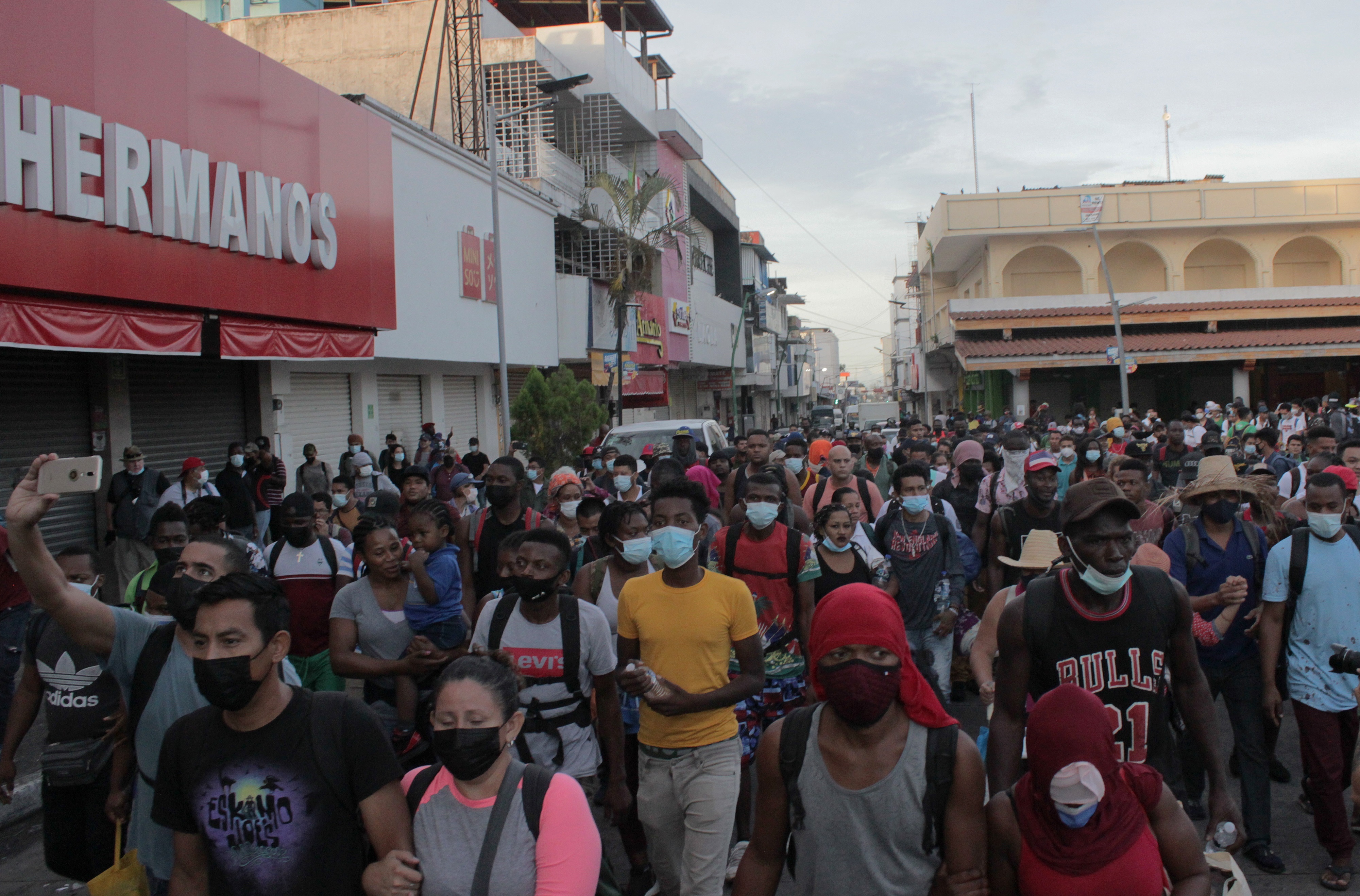 Decenas de personas, parte de la cuarta caravana de migrantes centroamericanos, comienzan su camino hoy, desde la ciudad de Tapachula en el estado de Chiapas (México). EFE/ Juan Manuel Blanco
