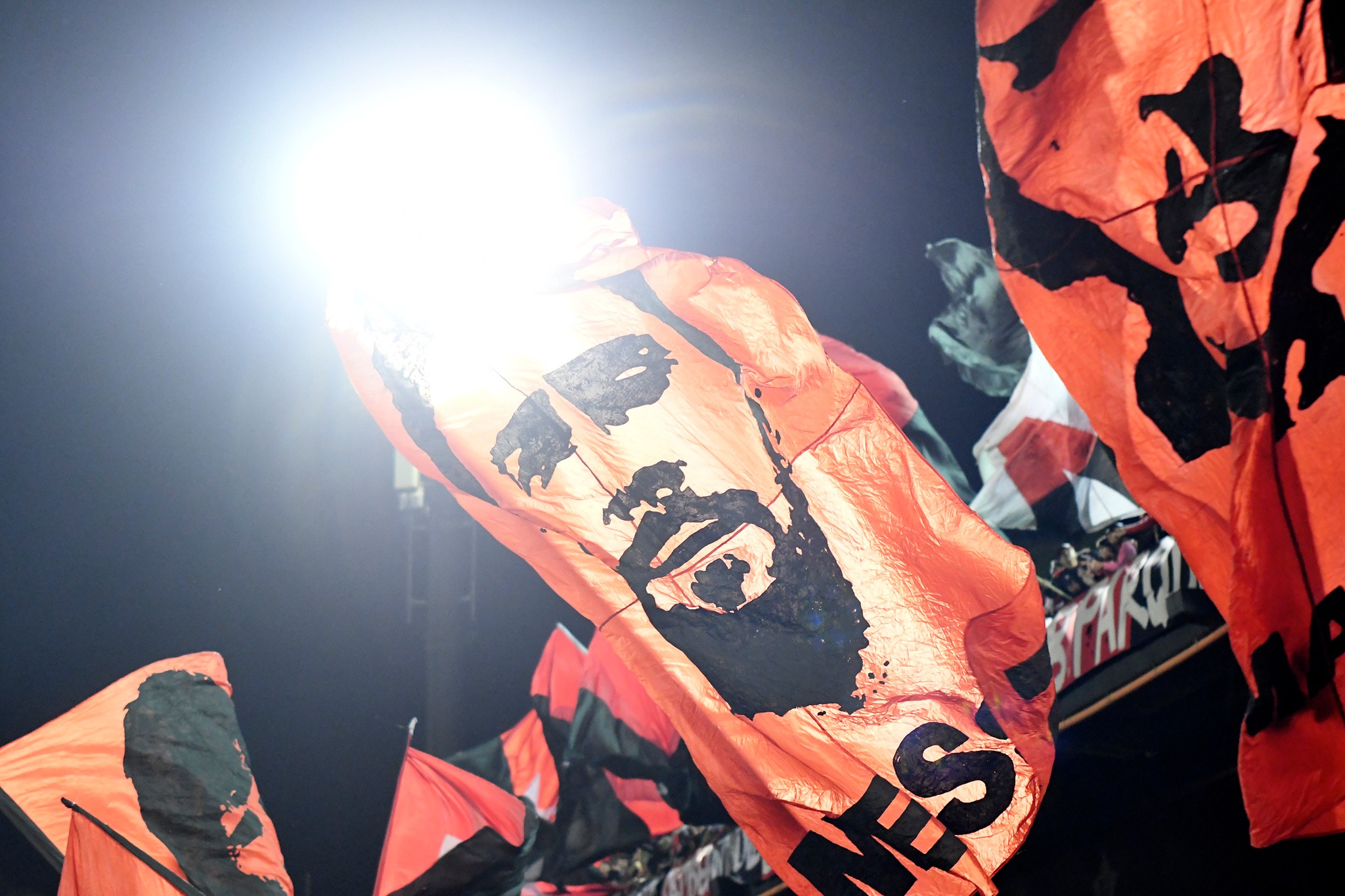 Una banderola flamea con el rostro y apellido de Messi en el estadio al que concurría de chico para ver a Newell's