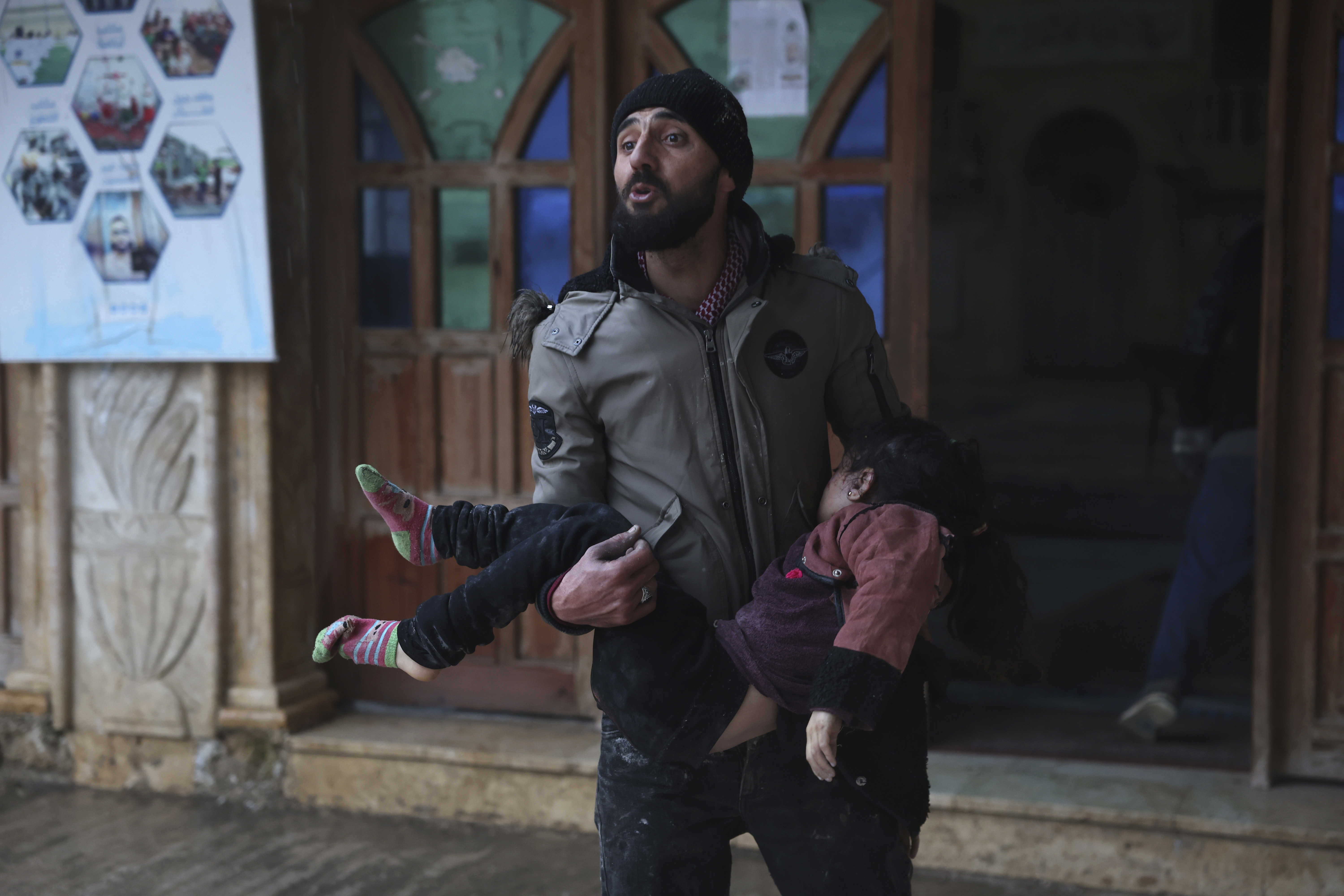 Un hombre sirio lleva a una niña muerta en la localidad de Azmarin, en la provincia de Idlib, en el norte de Siria, el lunes 6 de febrero de 2023. Un potente sismo golpeó el lunes de madrugada le sureste de Turquía y Siria y dejó más de 200 muertos. (AP Foto/Ghaith Alsayed)