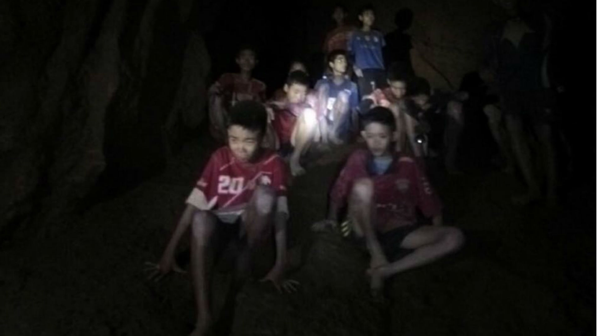 Los niños permanecieron atrapados durante 17 días en la oscuridad de la cueva. Su entrenador les enseñó técnicas budistas de respiración que los ayudaron a controlar el miedo y la angustia