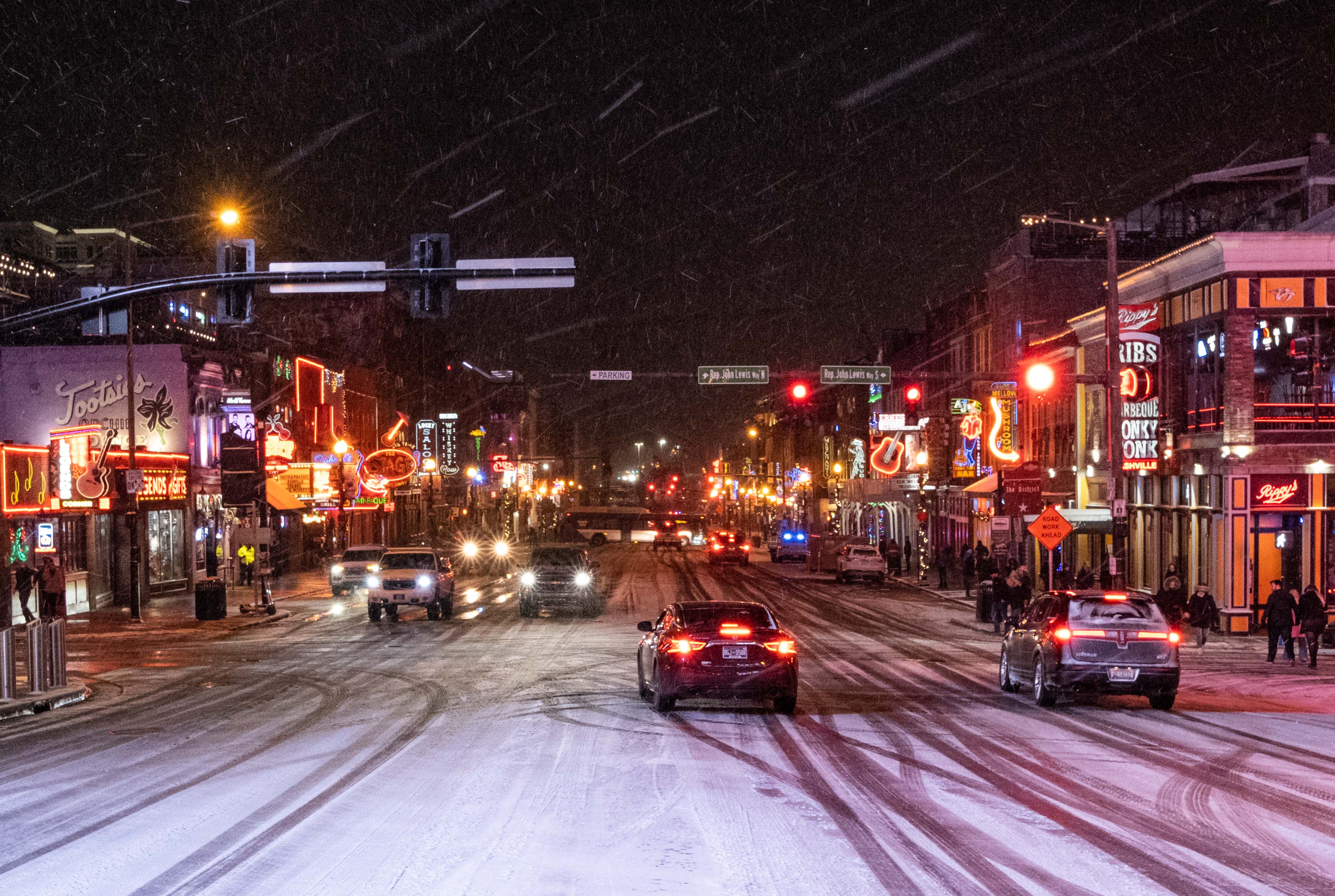 Cae nieve en Broadway, una popular calle turística de Nashville, Tennessee