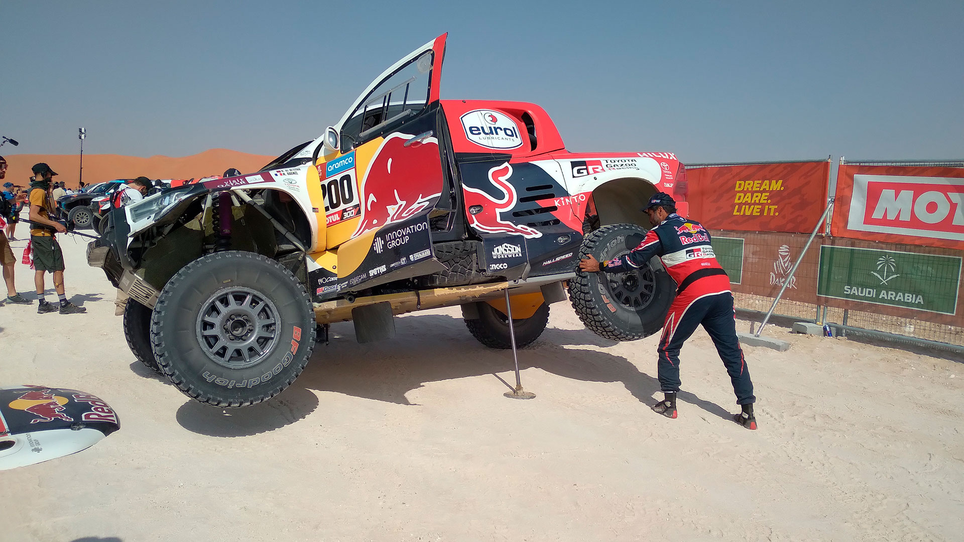 Nasser Al-Attiyah trabajando en su camioneta