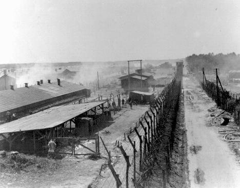El campo de concentración de Bergen Belsen estaba ubicado en el norte de Alemania y fue concebido, en una primera etapa, como campo de prisioneros de guerra. Allí falleció Ana