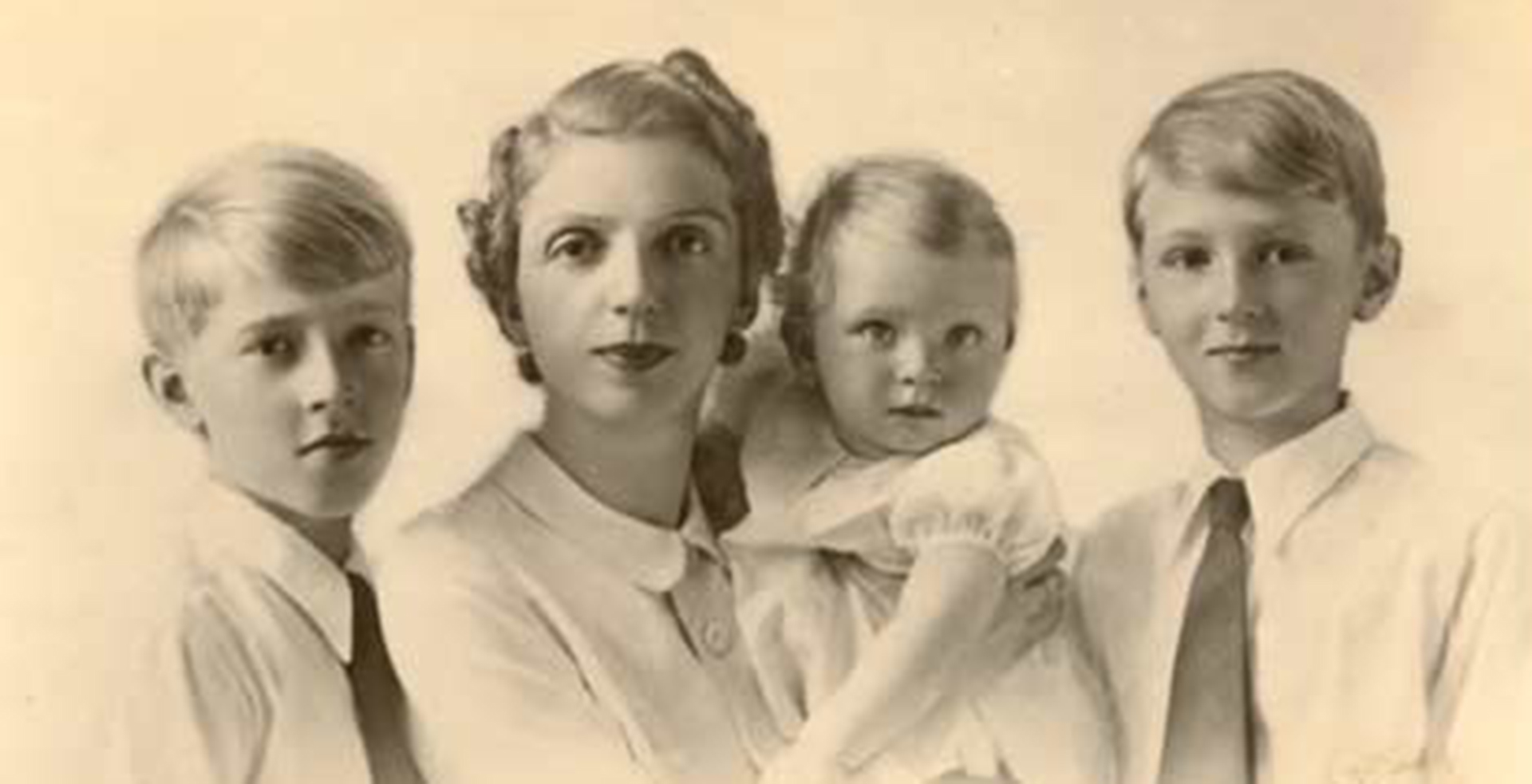 La princesa Mafalda de Saboya con tres de sus cuatro hijos: Mauricio, Otto e Isabel