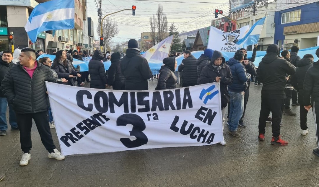 Fracas&oacute; la negociaci&oacute;n salarial con la Polic&iacute;a de Santa Cruz y el Gobierno denunci&oacute; hechos de violencia