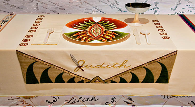El nombre de Lilith bordado en uno de los manteles de The Dinner Party, de Judy Chicago