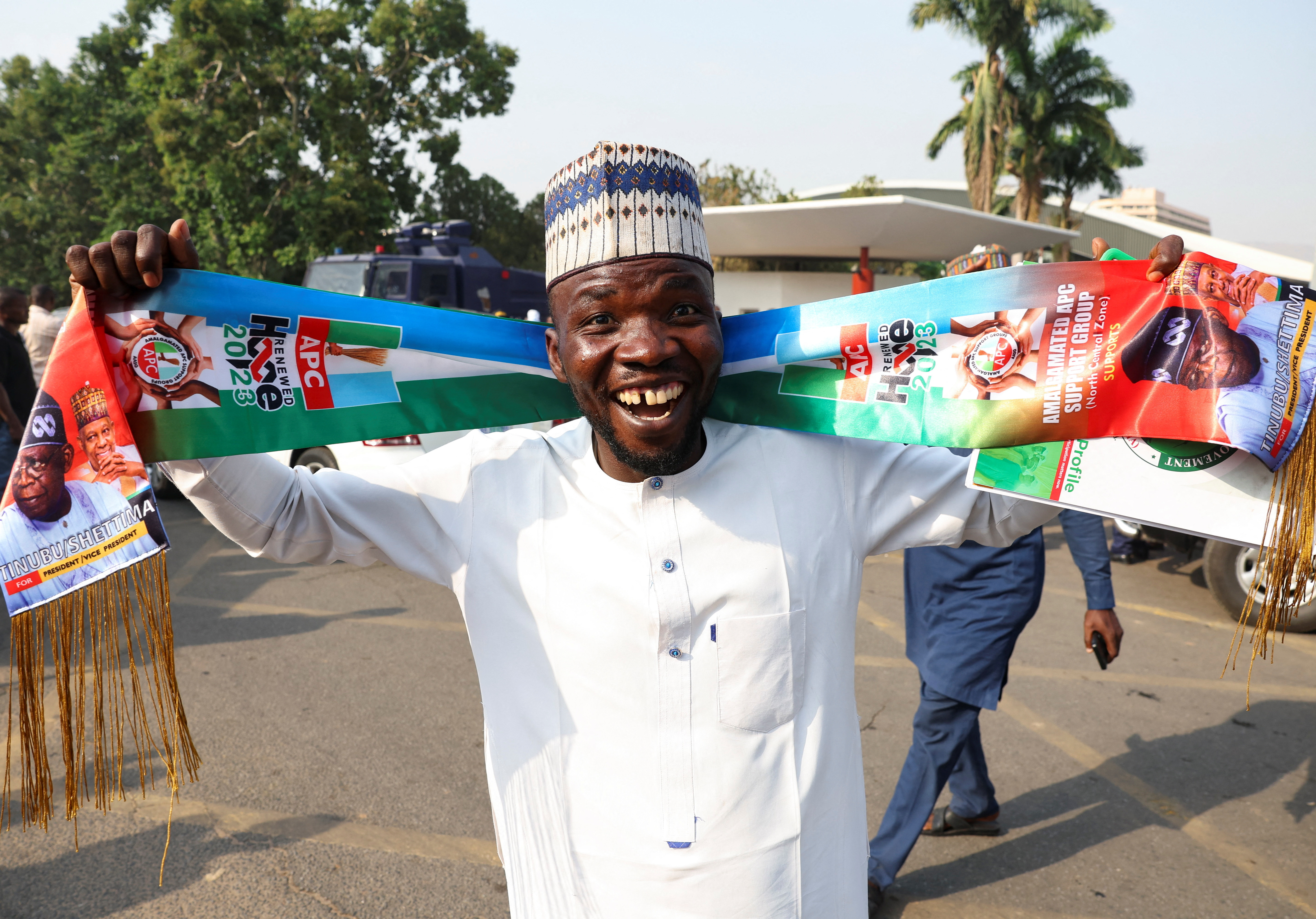 Un hombre celebra la victoria de Bola Tinubu (REUTERS/Esa Alexander)