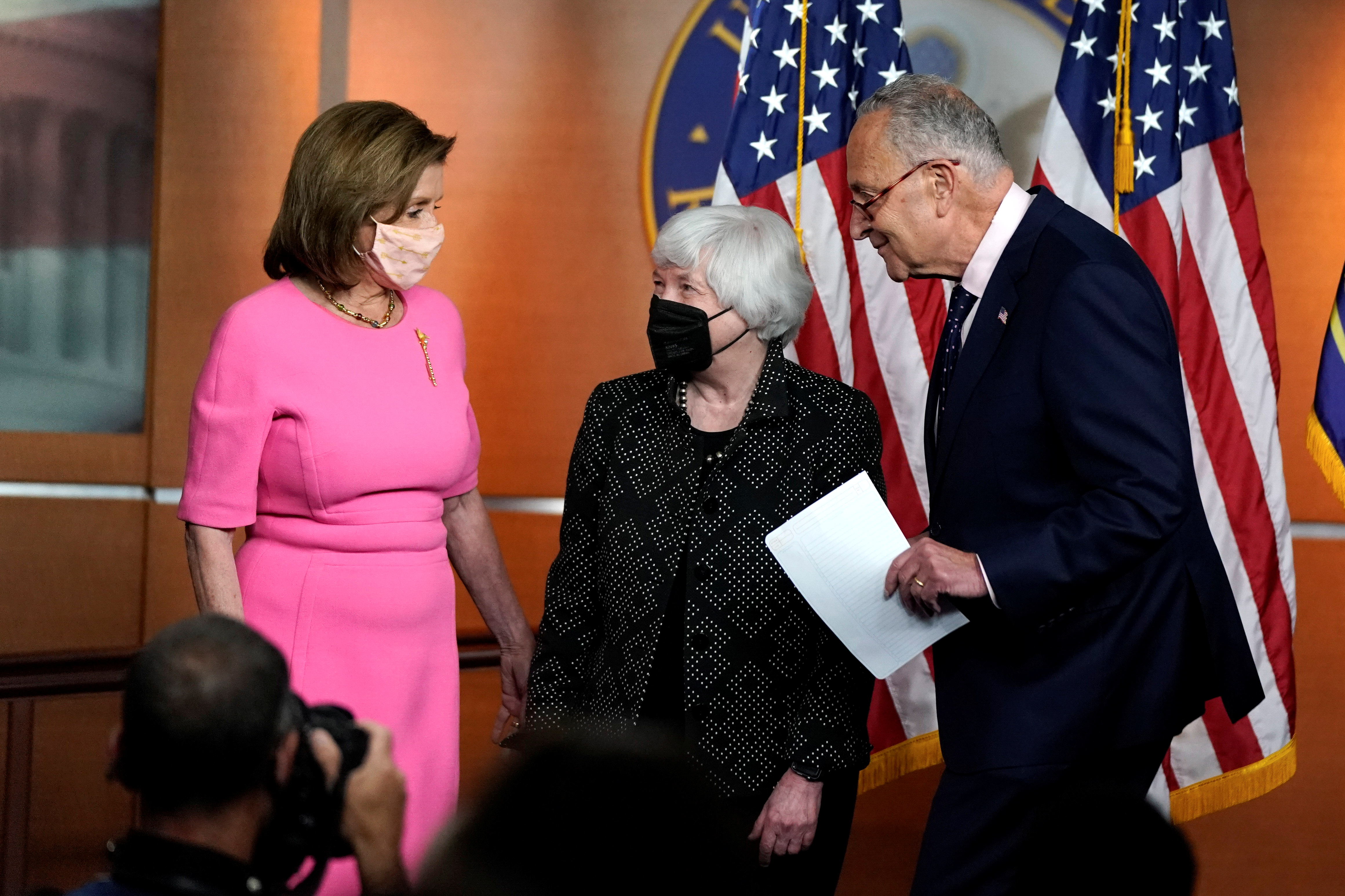 Los líderes demócratas en el Congreso, Nancy Pelosi y Chuck Schumer, flanquean a la secretaria del Tesoro, Janet Yellen (Reuters)