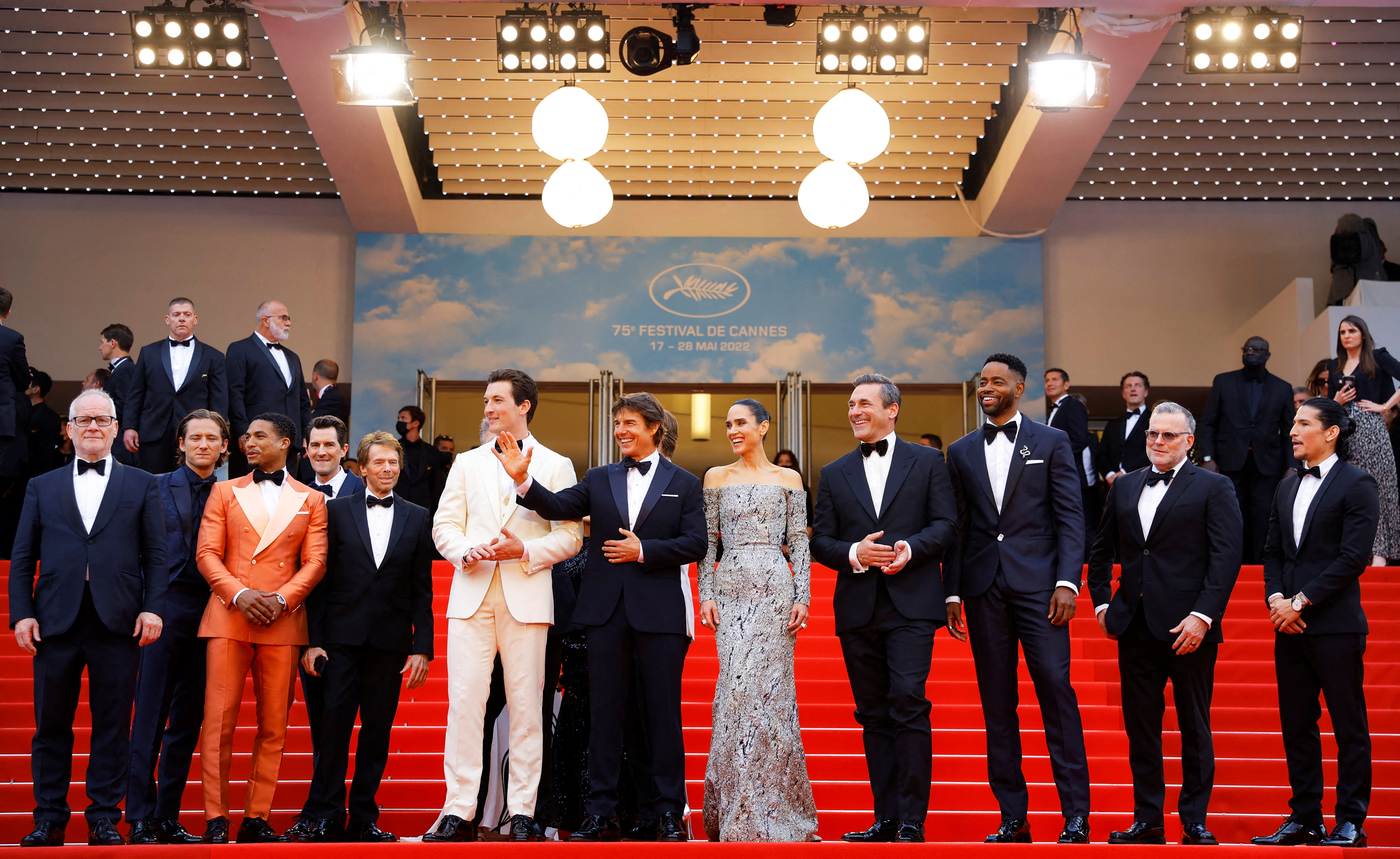 El delegado general del festival de cine de Cannes Thierry Fremaux y el elenco de "Top Gun: Maverick" Tom Cruise , Jennifer Connelly, Miles Teller, Jon Hamm, Glen Powell, Lewis Pullman, Jay Ellis, Danny Ramirez, Greg Tarzan Davis, el productor Jerry Bruckheimer y el guionista Christopher McQuarrie posan en la edición 75º de Festival de Cine de Cannes (Reuters)