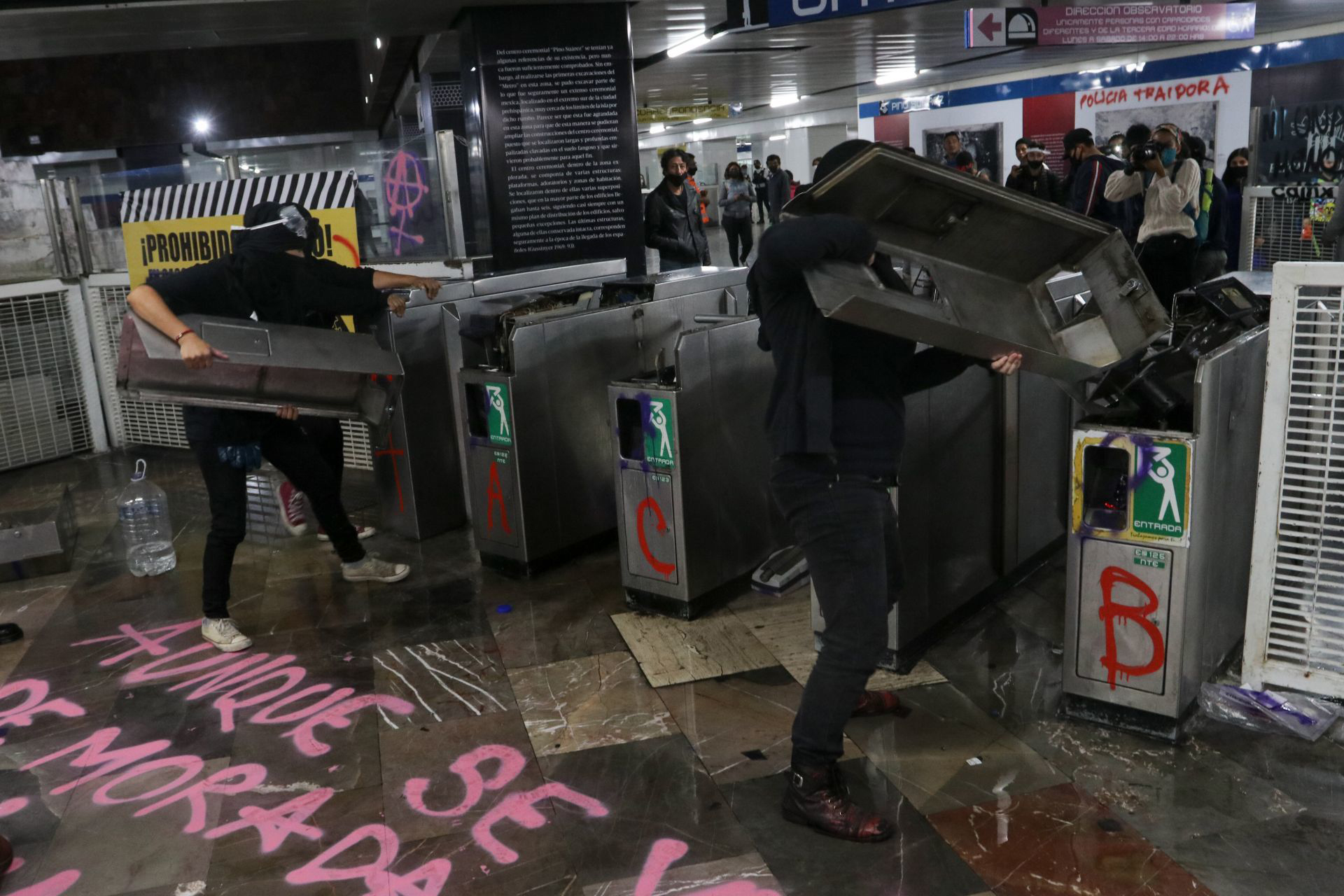 Un grupo de manifestantes protestó en la estación del metro Pino Suárez de forma