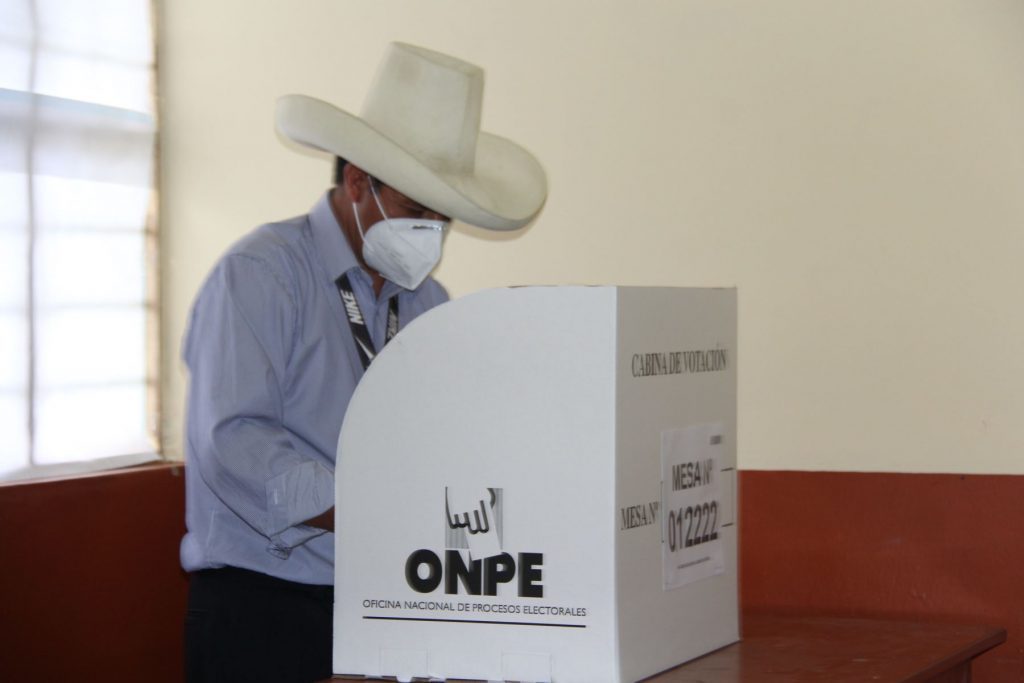 Pedro Castillo emitió su voto en Tacabamba.