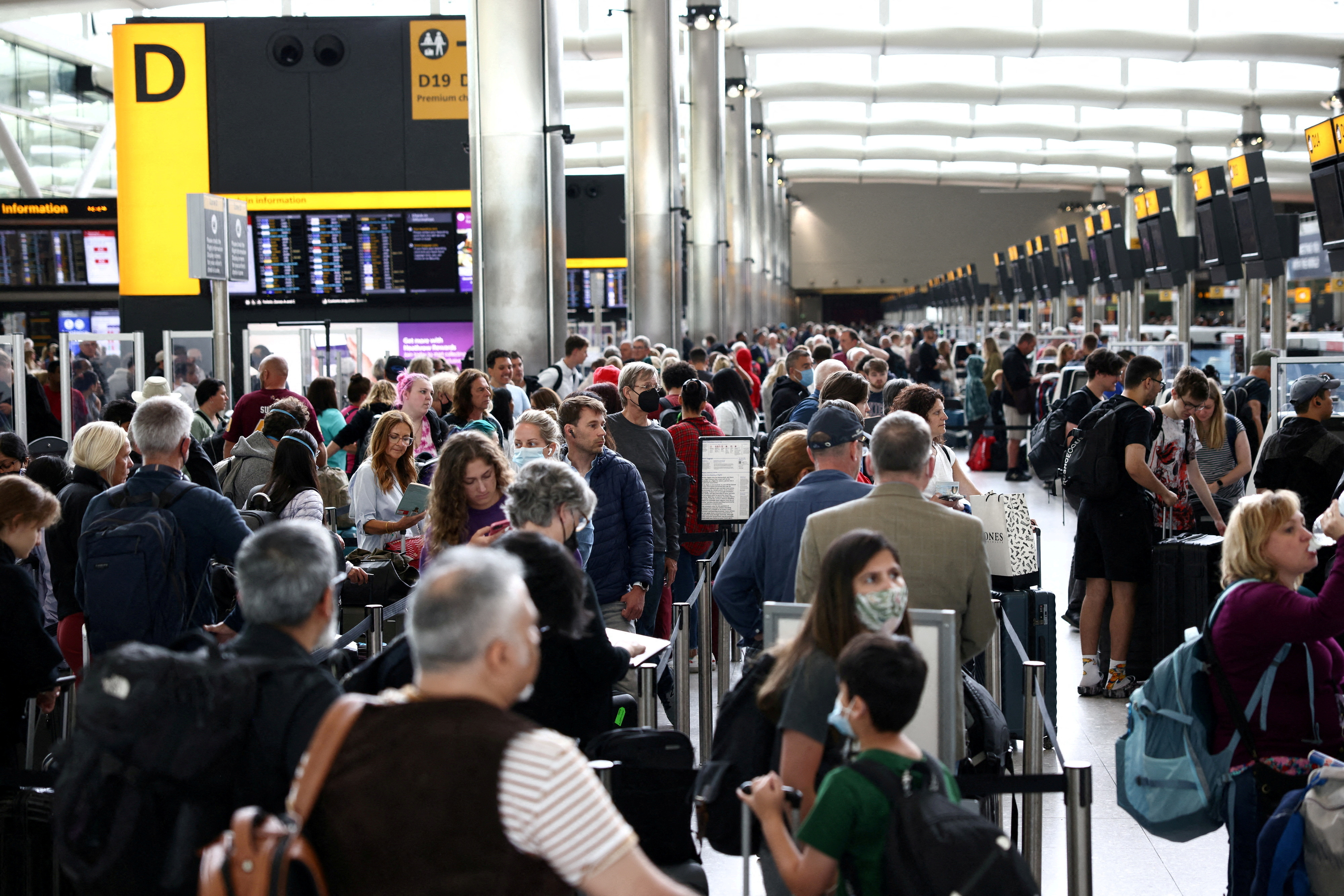 Los pasajeros hacen cola dentro de la terminal de salidas de la Terminal 2 del aeropuerto de Heathrow en Londres, Gran Bretaña, el 27 de junio de 2022. (REUTERS/Henry Nicholls)