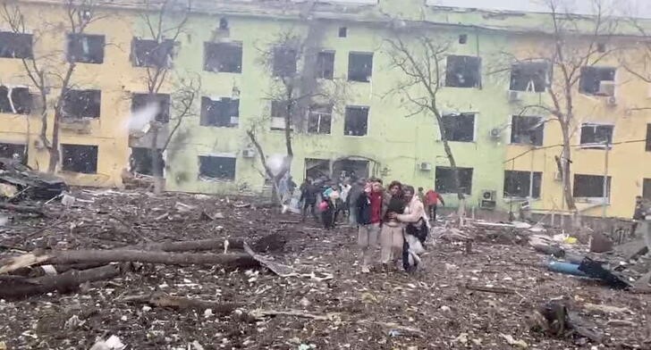 Una persona es ayudada a salir después de la destrucción del hospital infantil de Mariúpol mientras continúa la invasión rusa de Ucrania, en Mariupol, Ucrania