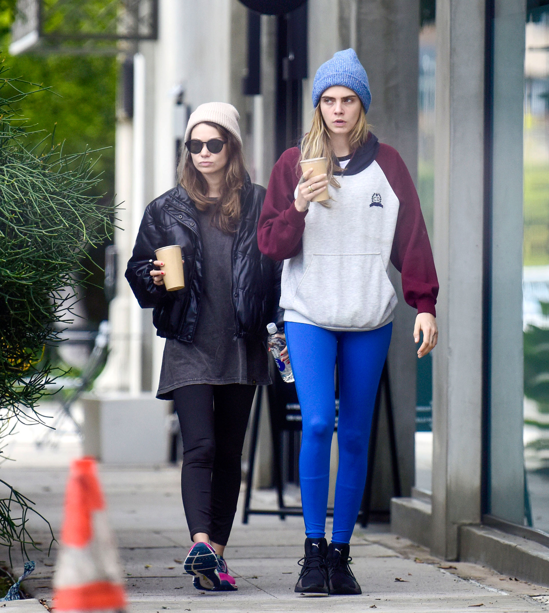 Cara Delevingne y su pareja Minke compartieron una caminata por el centro comercial de Los Ángeles, se detuvieron a comprar café para llevar y siguieron su camino. Ambas llevaron look deportivo y se abrigaron con gorro de lana