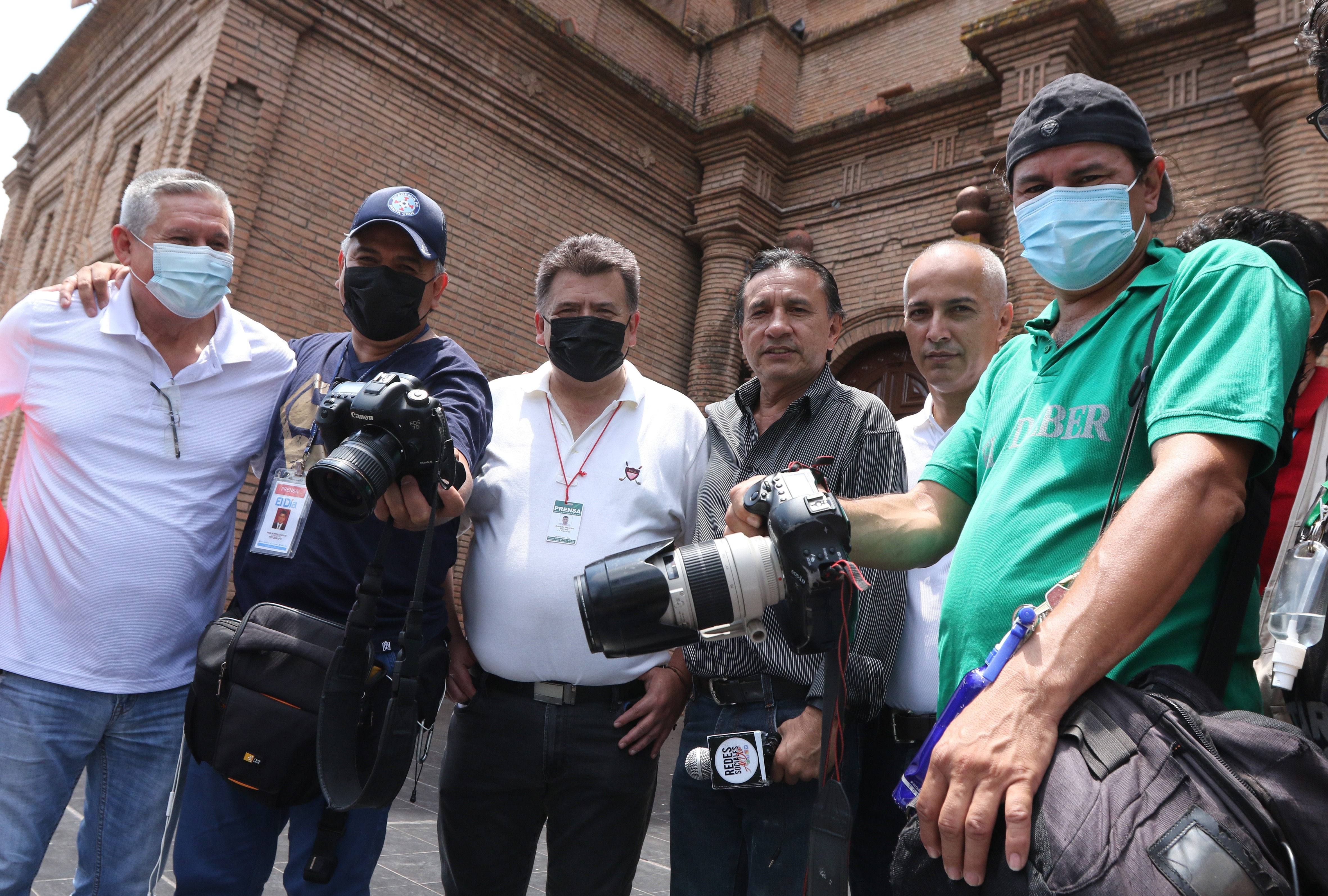 Los trabajadores de la prensa de ciudades como La Paz, Santa Cruz, Sucre y Cobija dejaron sus instrumentos de trabajo como la cámara o el micrófono para expresar su rechazo al artículo 281 (EFE/Juan Carlos Torrejon/Archivo)
