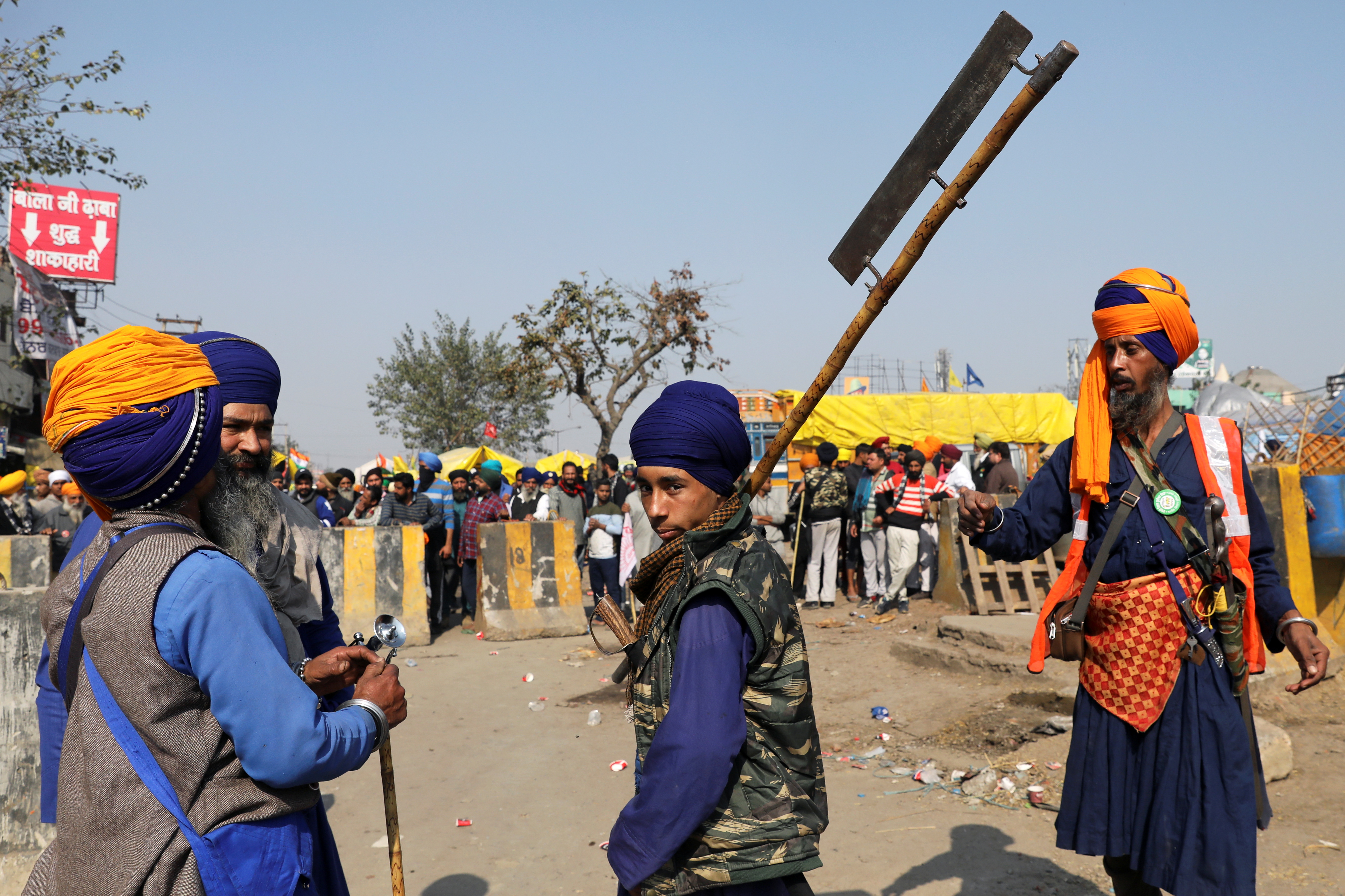 Guerreros sijs en una de las protestas en la frontera de Singhu, en Nueva Delhi (REUTERS/Anushree Fadnavis)