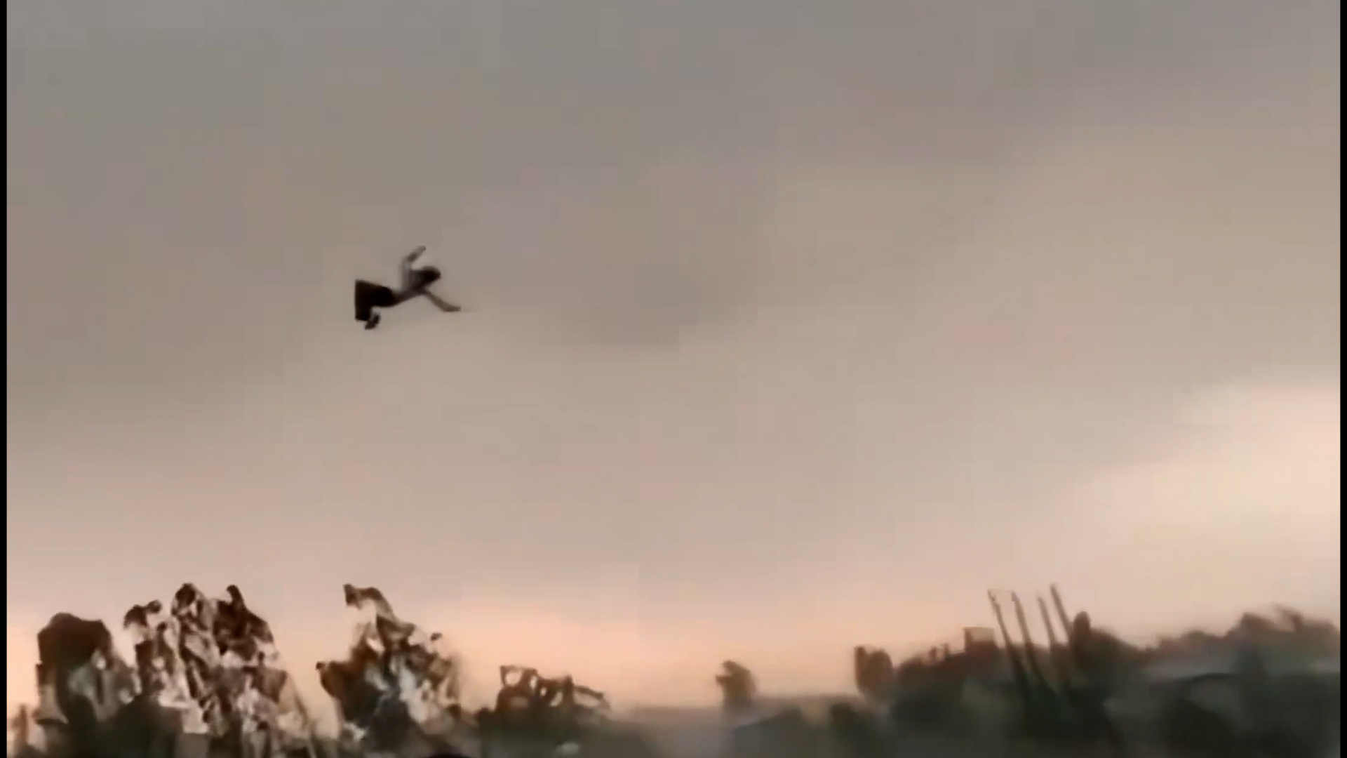 As&iacute; sali&oacute; volando un hombre arrastrado por el fuerte temporal en India que dej&oacute; 117 muertos