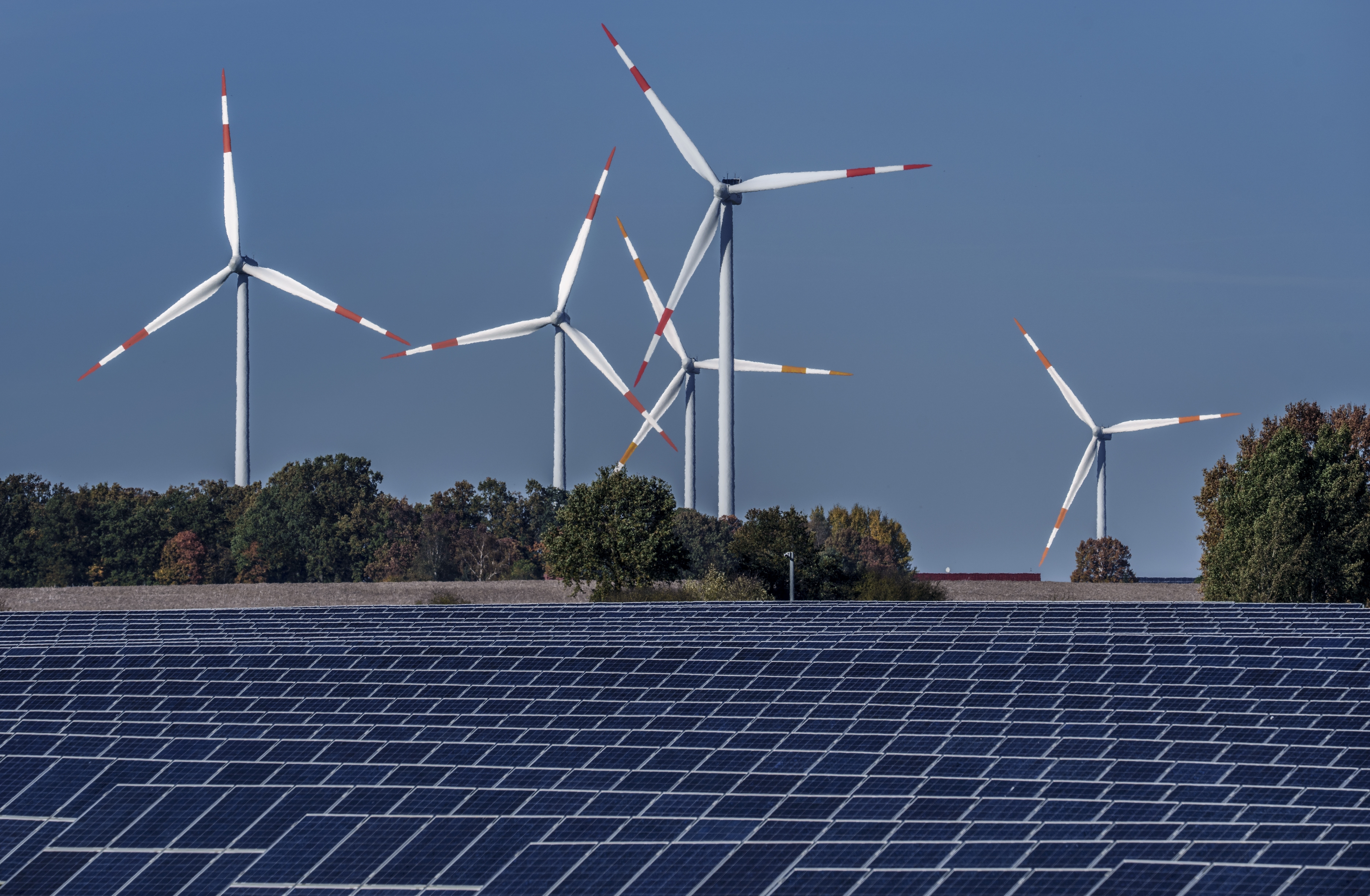 Por la tecnología y el cambio climático, Europa atraviesa una racha de energía regalada