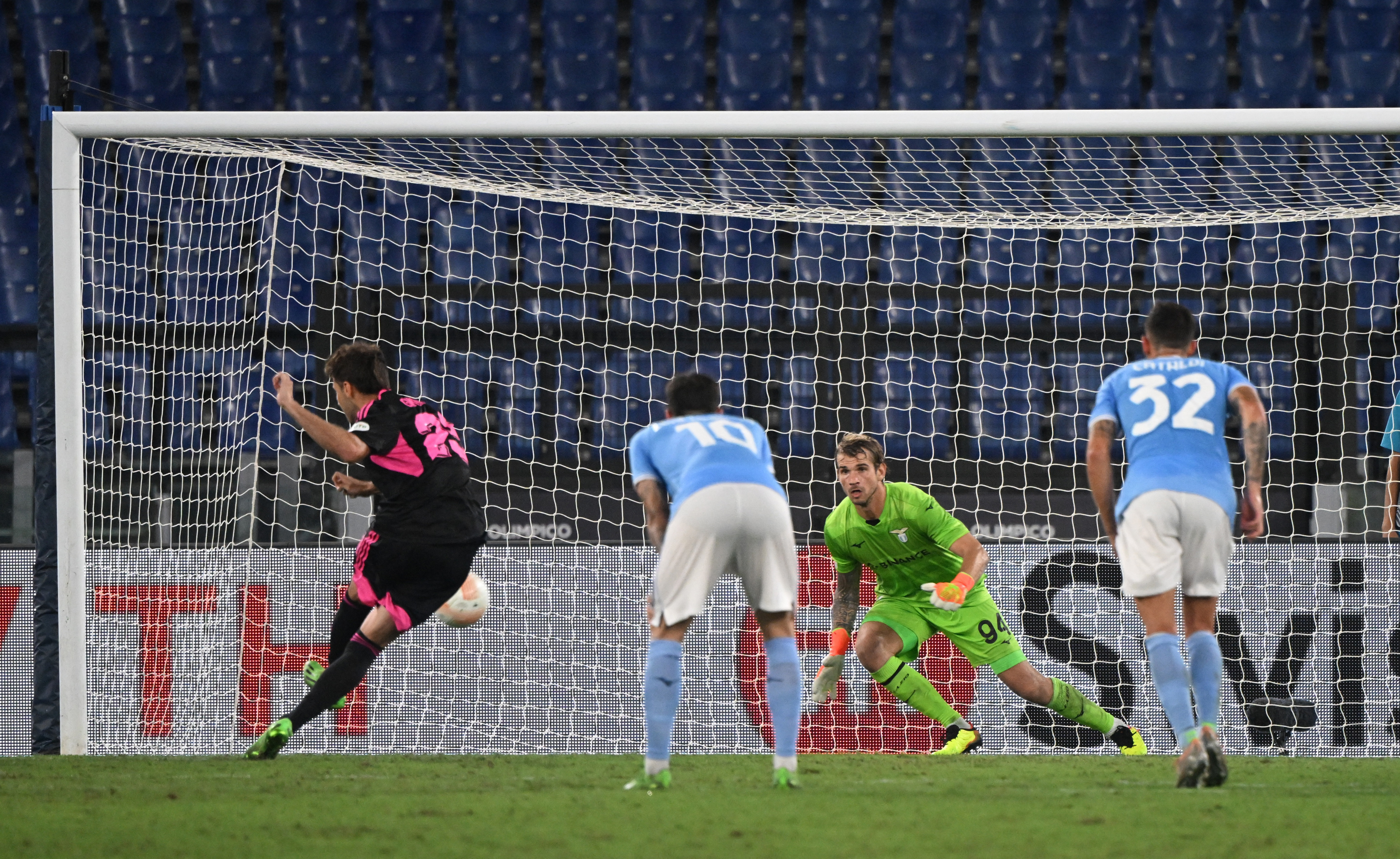 Santi Giménez hizo dos goles durante el juego de Lazio vs Feyenoord (Foto: REUTERS/Alberto Lingria)