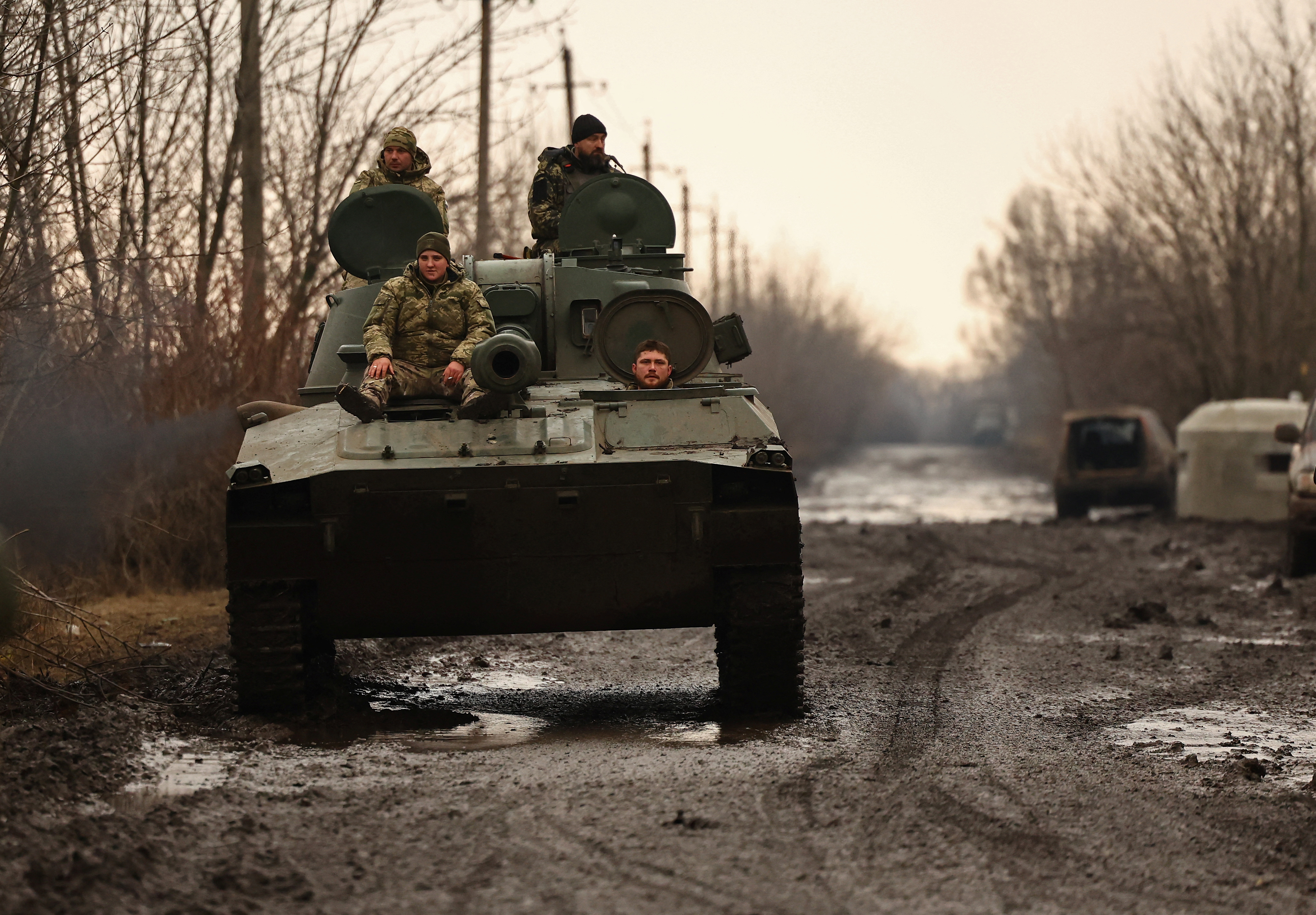 Militares ucranianos cerca de la ciudad de Bakhmut, en la línea del frente (REUTERS/Lisi Niesner)