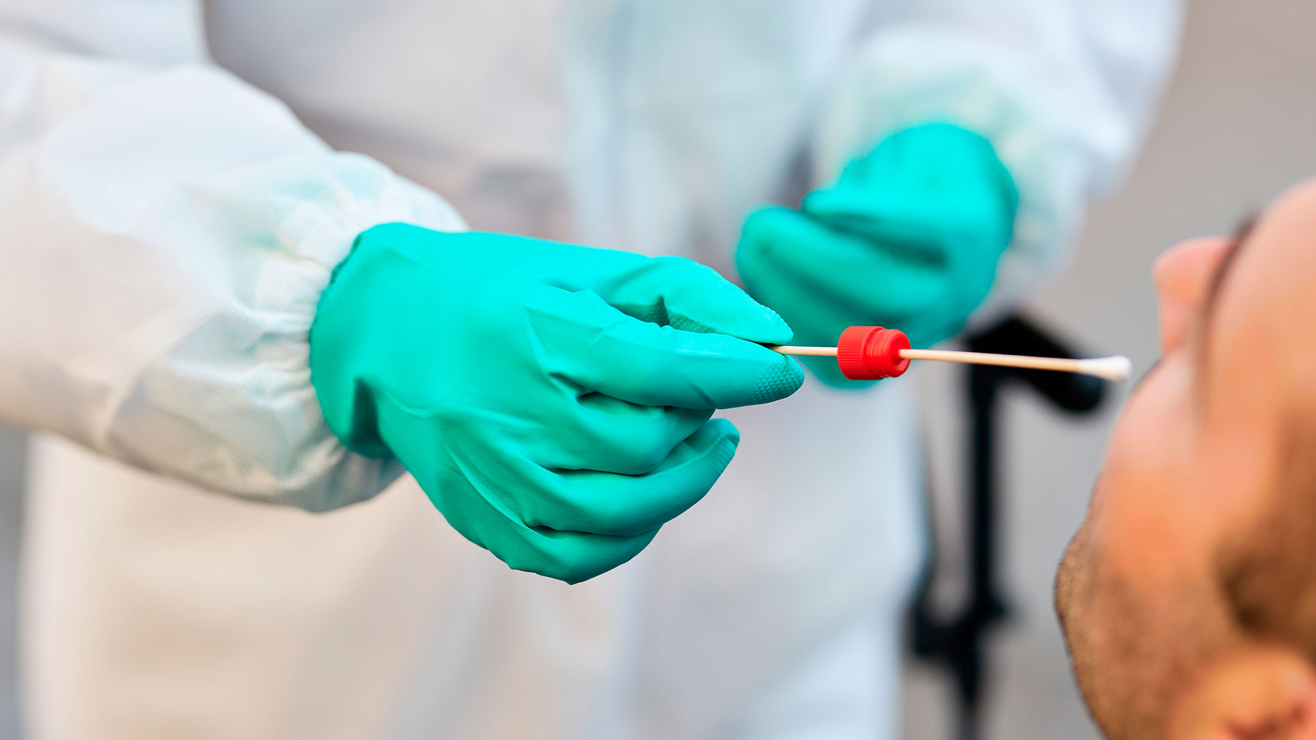 La técnica de PCR se volvió "la" herramienta por excelencia para diagnosticar casos de coronavirus, y sobre la base de sus resultados definir políticas sanitarias en todo el mundo (Shutterstock)