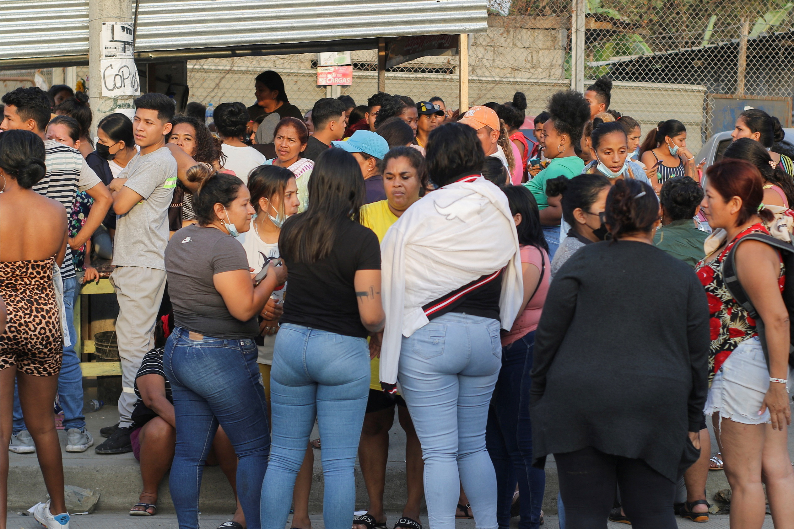Los familiares de los reclusos esperan noticias sobre sus seres queridos. REUTERS/Gerardo Menoscal 
