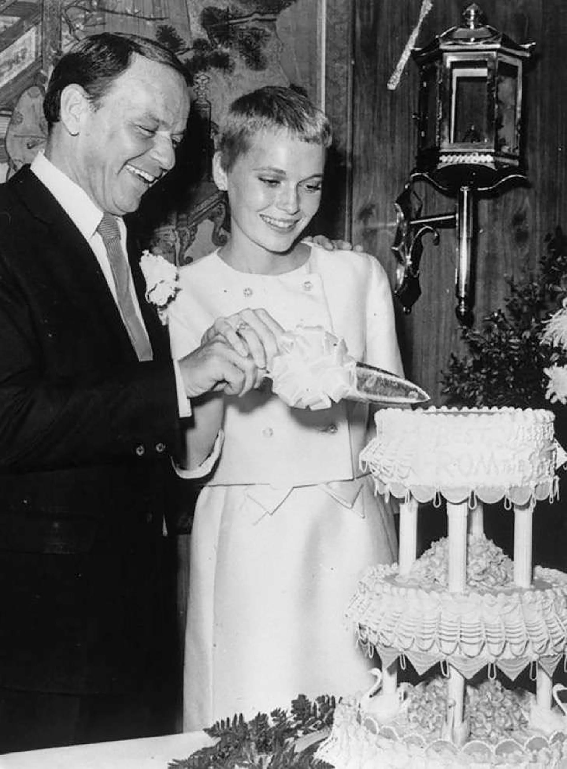  La polémica boda de Frank Sinatra con su esposa Mia Farrow; el tenía 47 años y ella 18