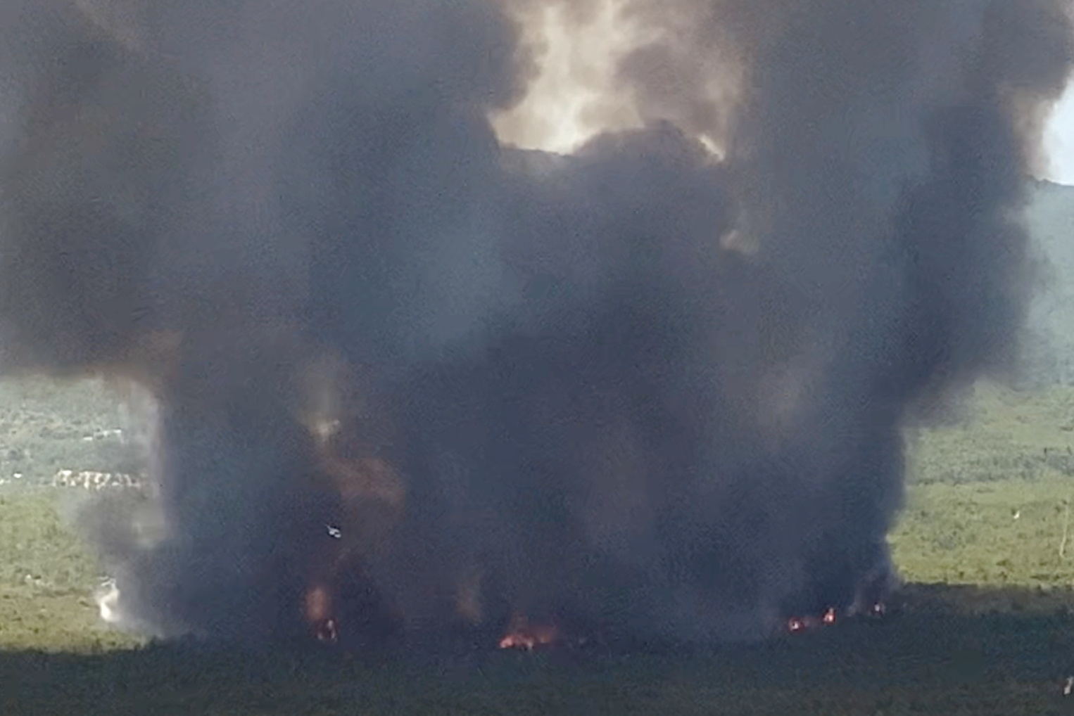 Un incendio arde en Varympompi, cerca de Atenas, Grecia, el 3 de agosto de 2021, en esta imagen fija obtenida de un video de una red social. Instagram / Moutsatsosilias / via REUTERS 