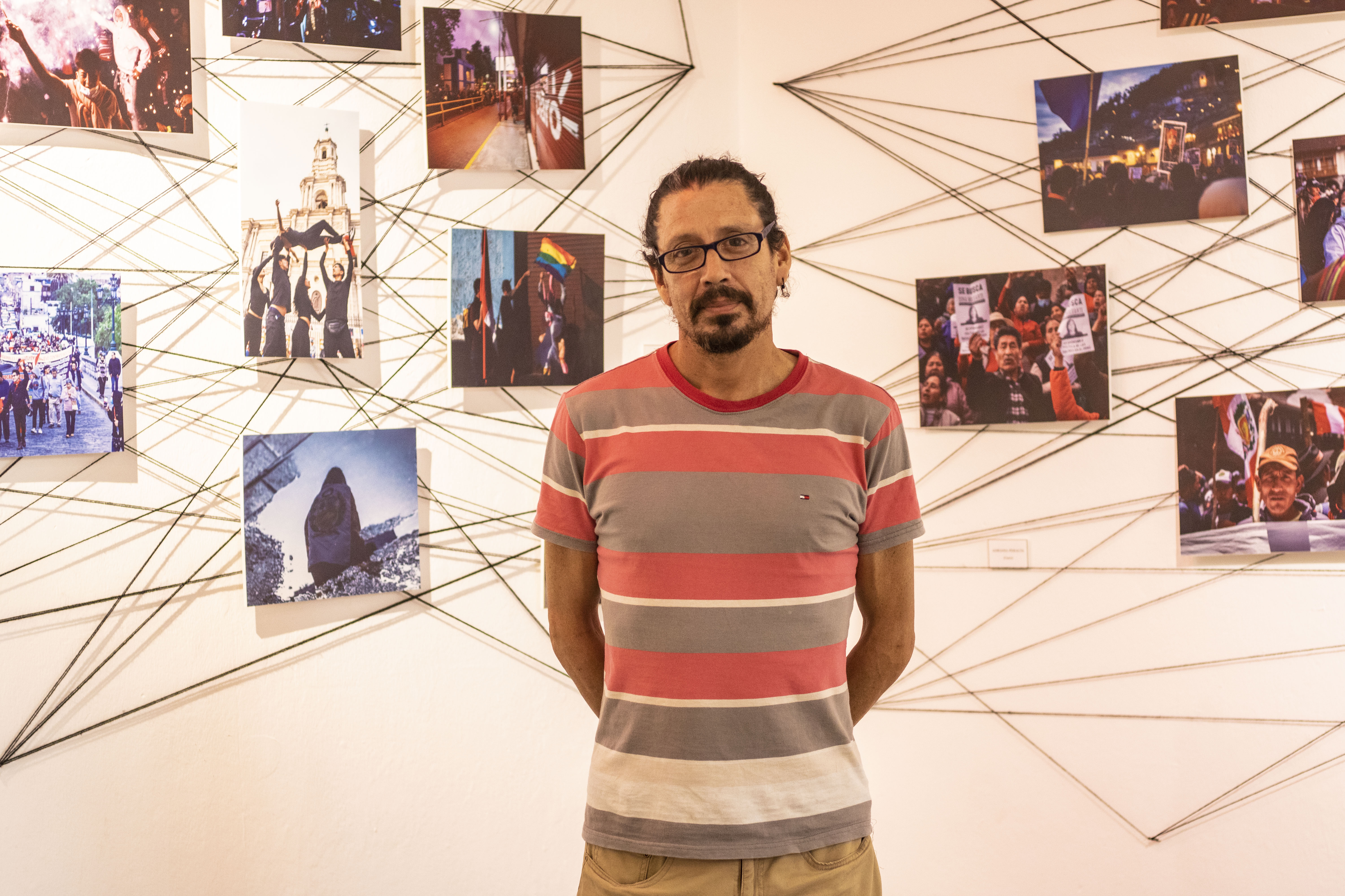 Mario Osorio es el curador de la exposición 60 disparos disponible en el Gato Tulipán.