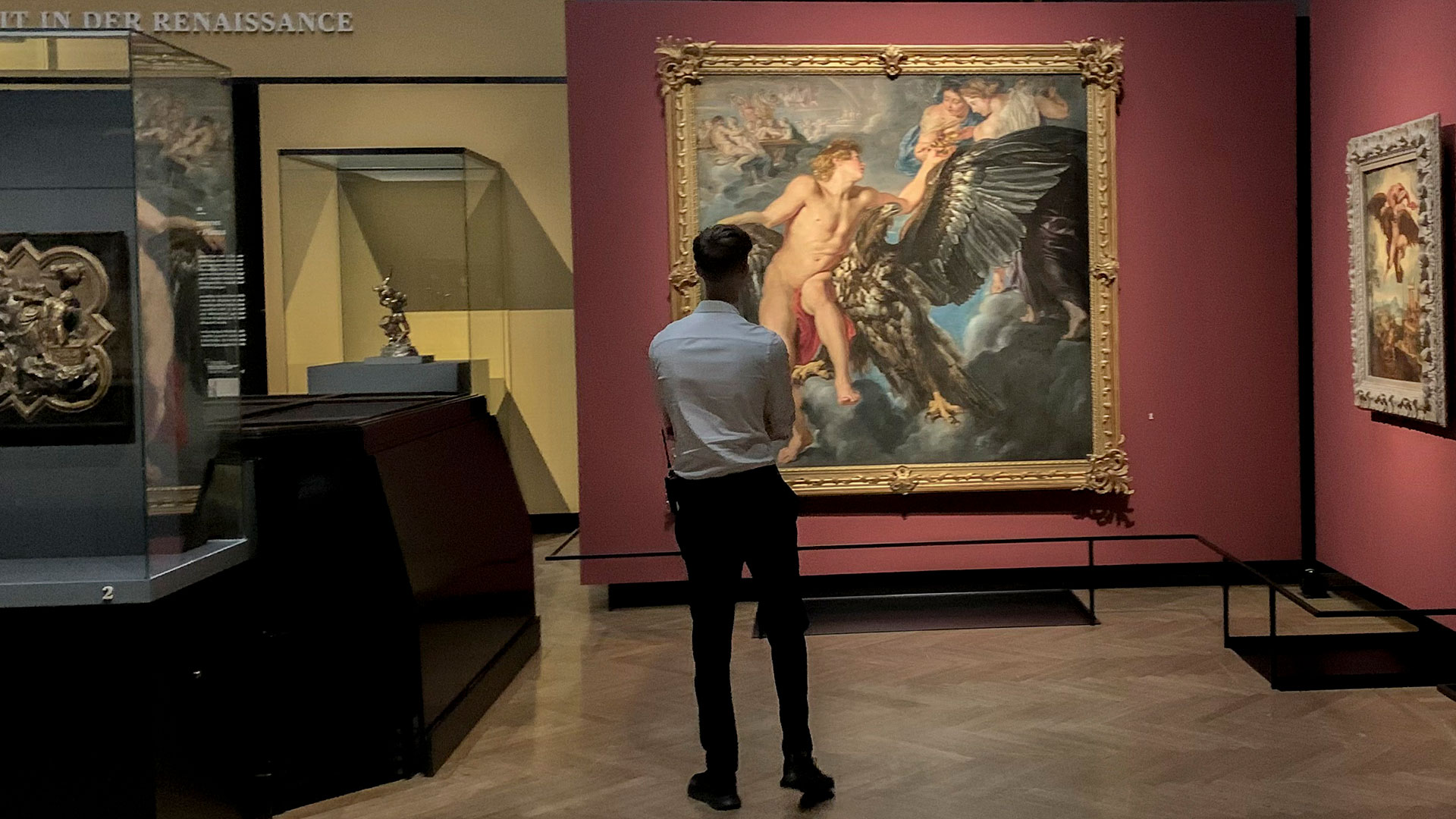 Un visitante observa el cuadro "San Ambrosio y el Emperador Teodosio" de Peter Paul Rubens, este martes en la exposición "Ídolos y Rivales" del Museo de Historia del Arte de Viena, expuesto hasta el 8 de enero de 2023.-EFE / Jesús Calero 