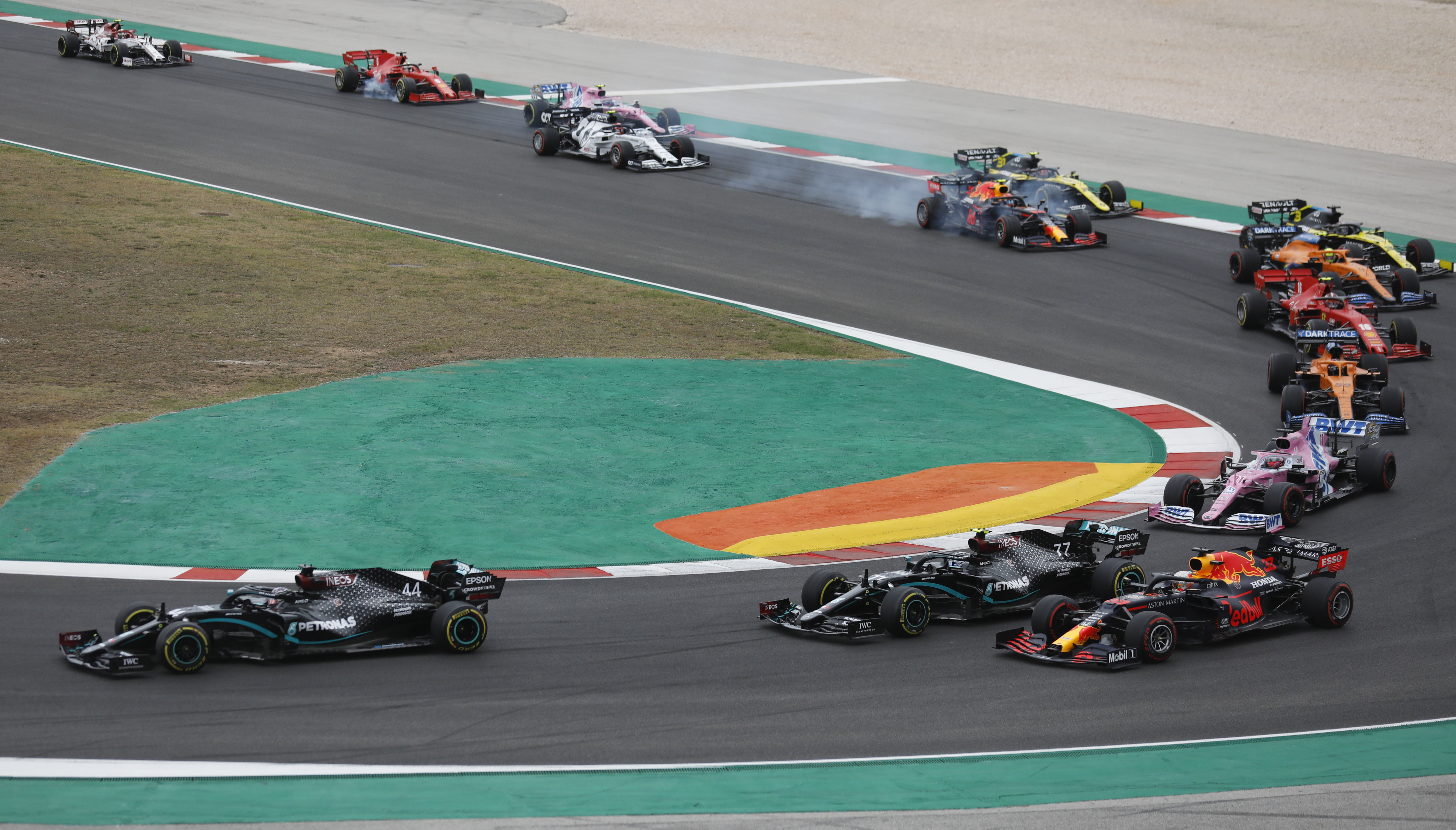 Lewis Hamilton a bordo de su Mercedes, seguido por su compañero de equipo Valtteri Bottas y Max Verstappen de Red bull
