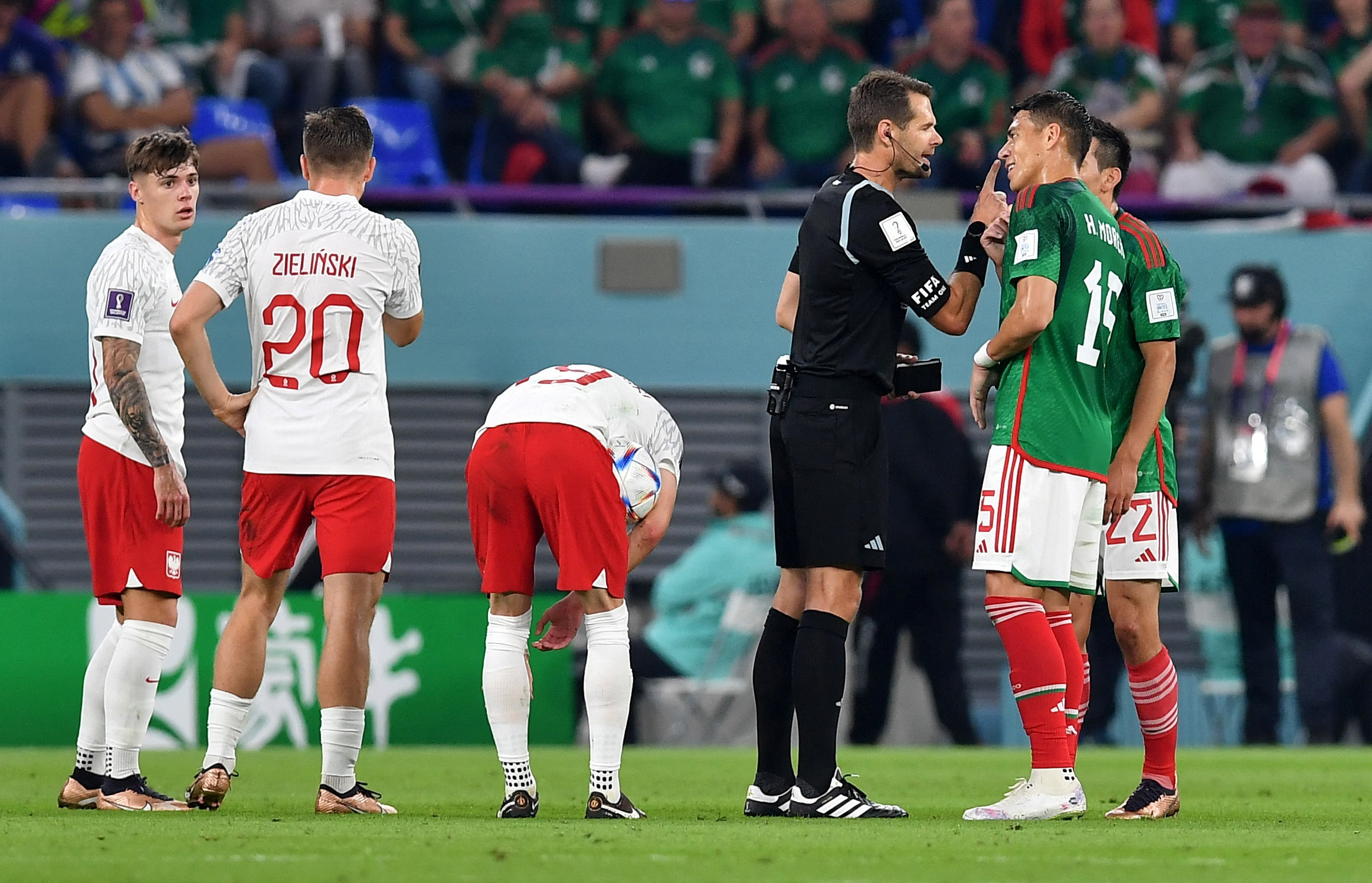 Héctor Moreno e Hirving Lozano reclaman por la tarjeta amarilla mostrada a Jorge Sánchez. REUTERS/Jennifer Lorenzini