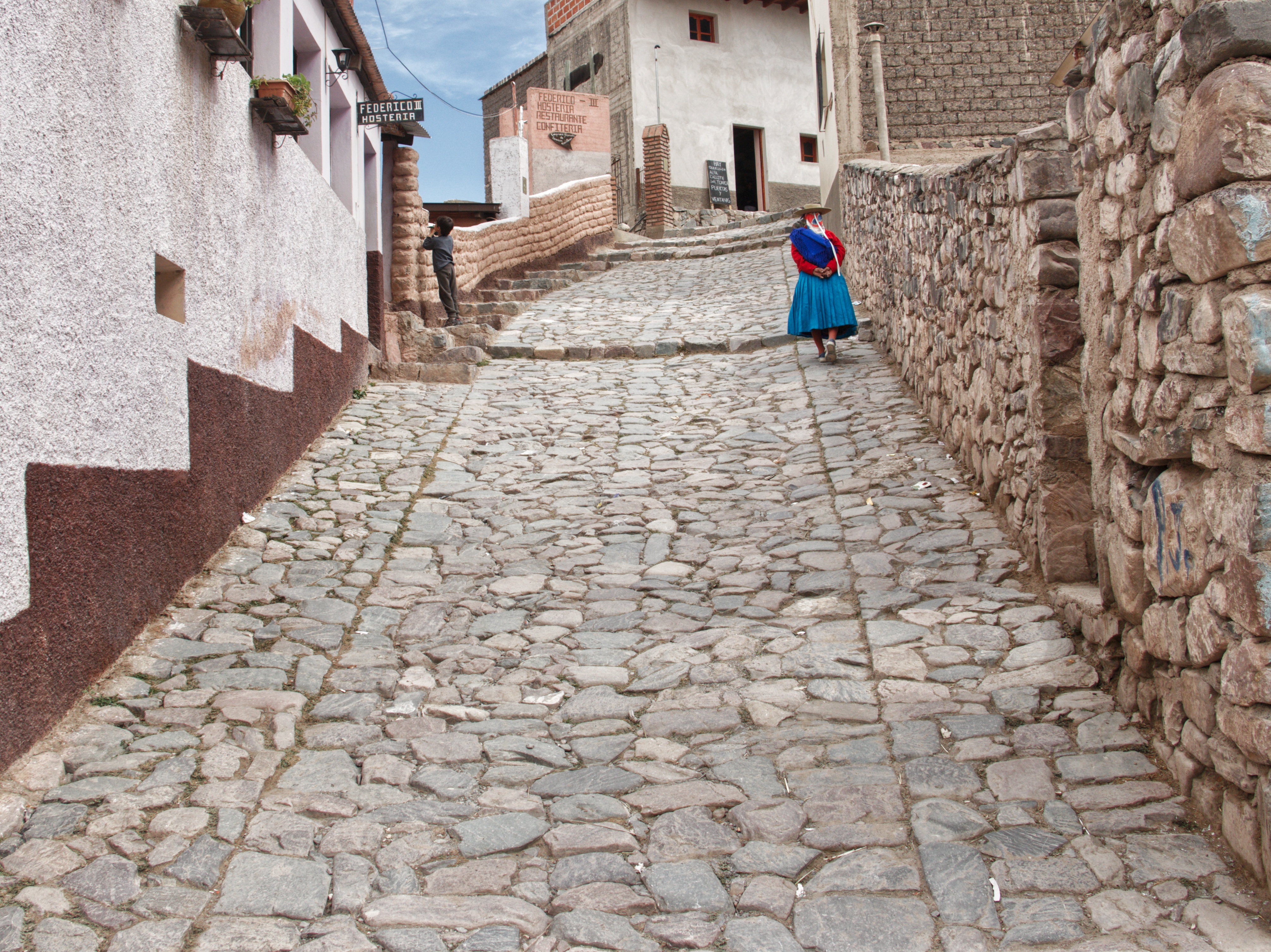 "La gente caminando por las callecitas empedradas son un símbolo de nuestra cultura", asegura Flavio Lamas, herrero nacido y criado en Iruya (Leo Armella @somostiempoespacio)