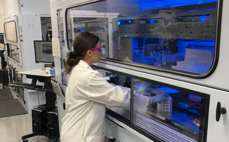Científicos e investigadores trabajan en una posible vacuna contra la enfermedad de COVID-19 en el laboratorio de Pfizer en Pearl River, Nueva York (Reuters)