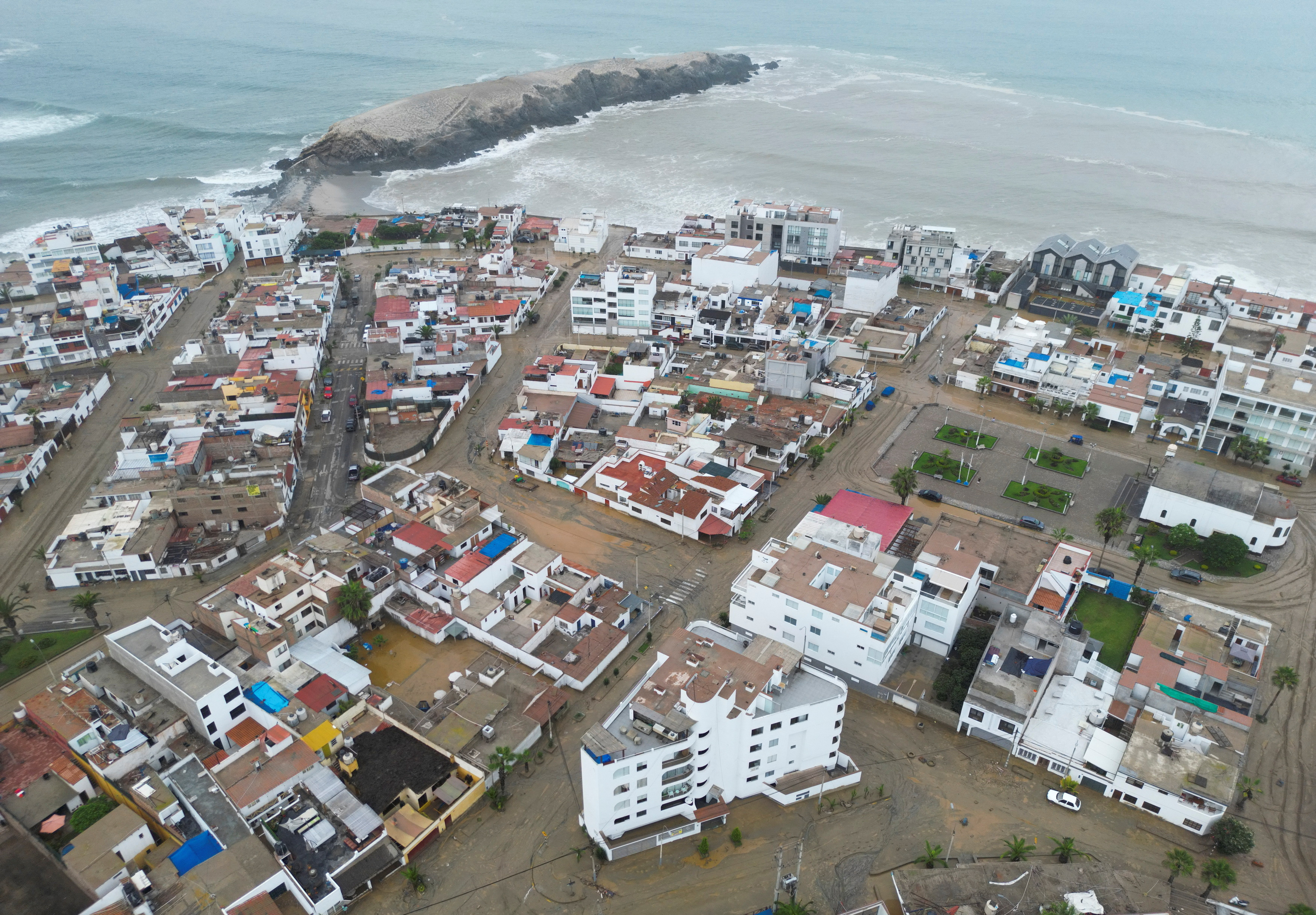 Vista desde el drone de cómo quedó Punta Hermosa tras el paso de un potente Huaico que afectó a decenas de viviendas. REUTERS/Sebastian Castaneda