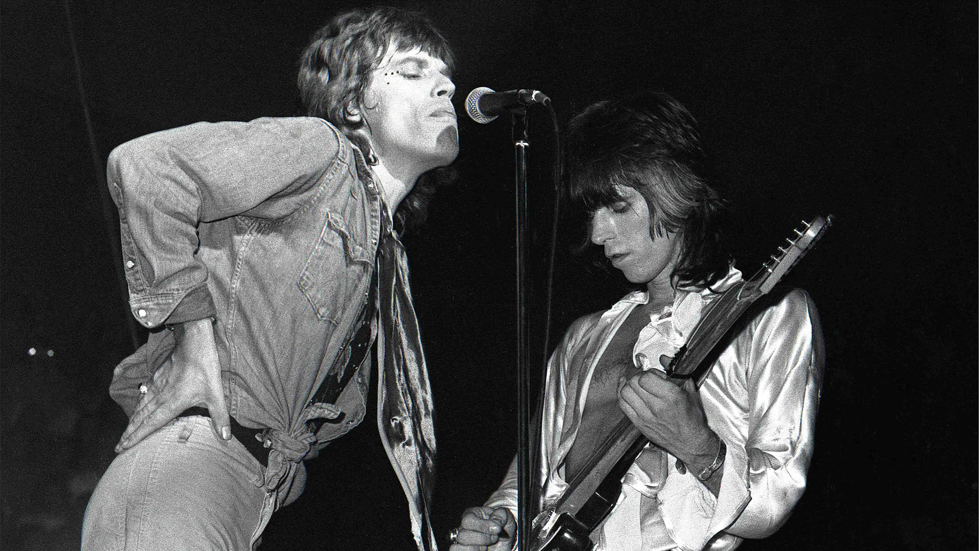 Mick Jagger and Keith Richards on stage (Photo by Robert Knight Archive/Redferns)