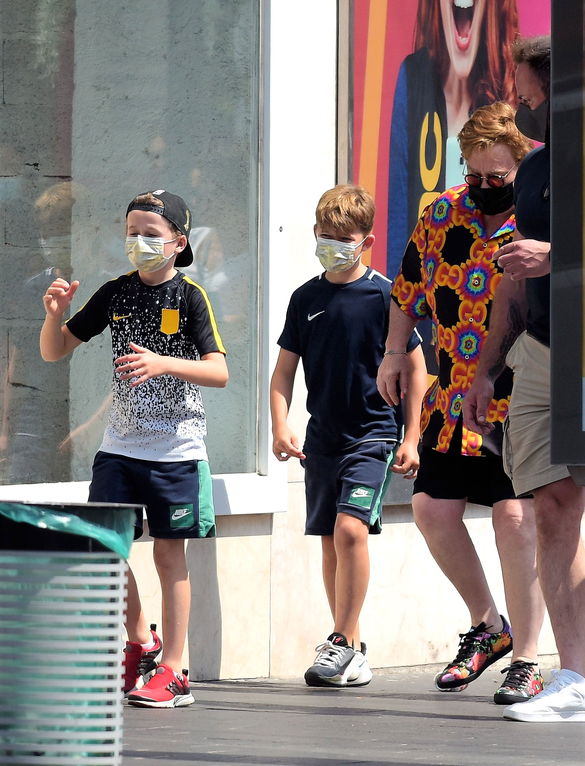 Elton John y David junto a sus hijos en un día de shopping (Grosby)