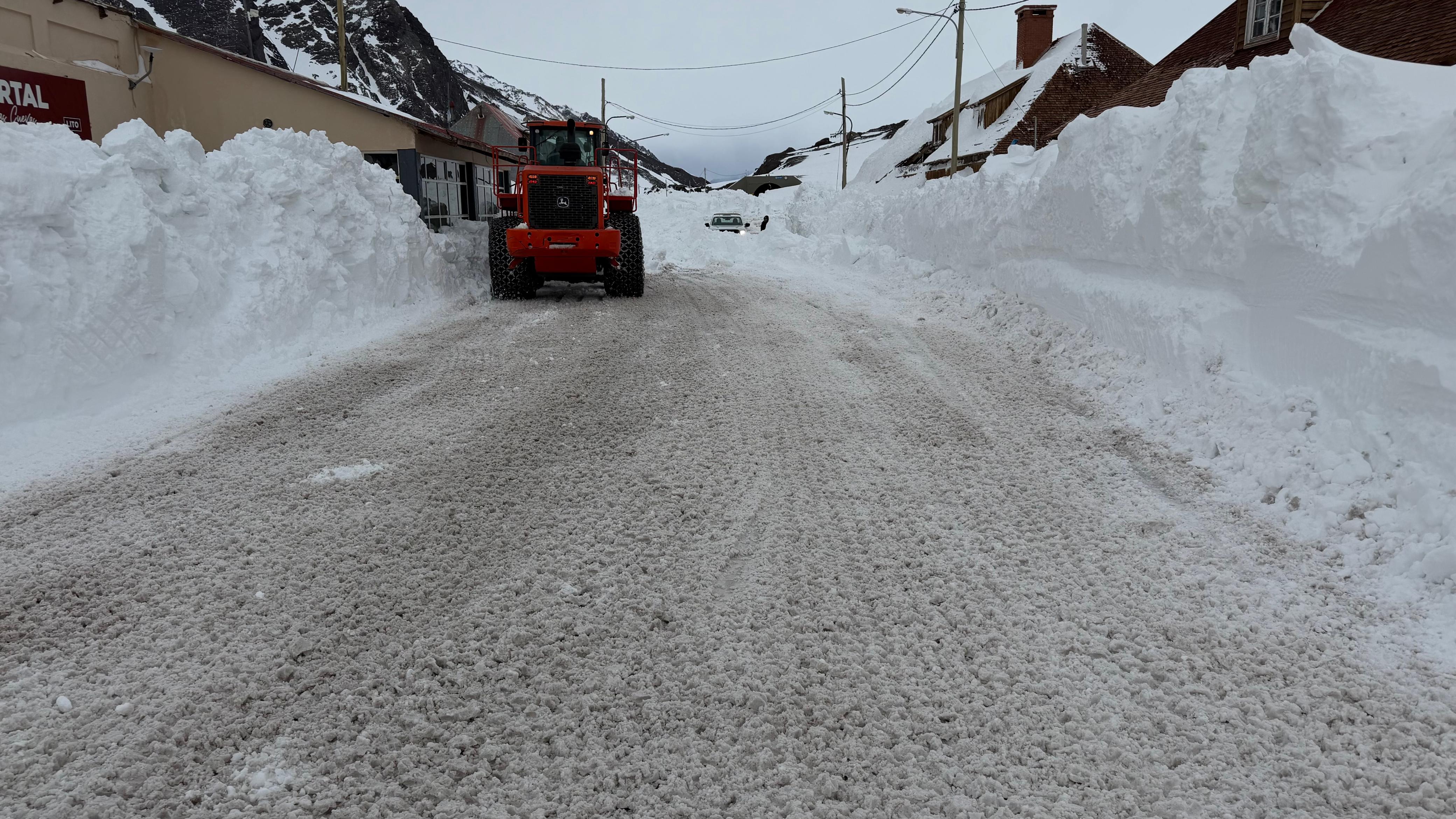 Contin&uacute;a el temporal de nieve en la cordillera y ya hay m&aacute;s de 3000 camiones varados en la frontera