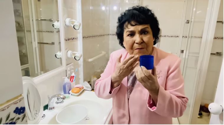 Carmen Salinas en uno de los baños de su lujosa morada FOTO: Youtube/ Carmen Salinas Oficial 1