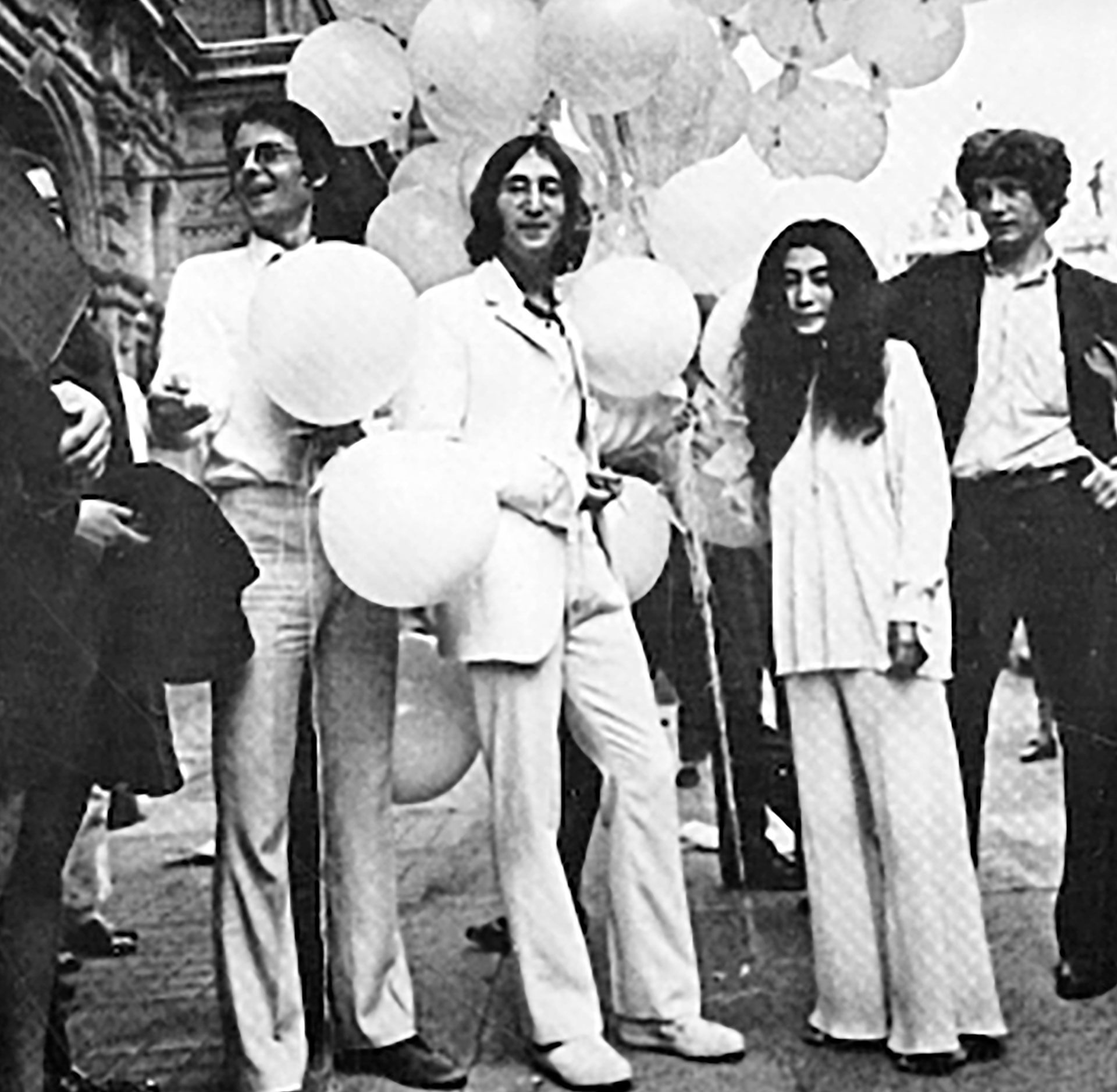 Kevin, junto a John Lennon y Yoko Ono, en una muestra artística que la pareja realizó en Londres (Foto extraída del libro "Who's the redhead on the roof")