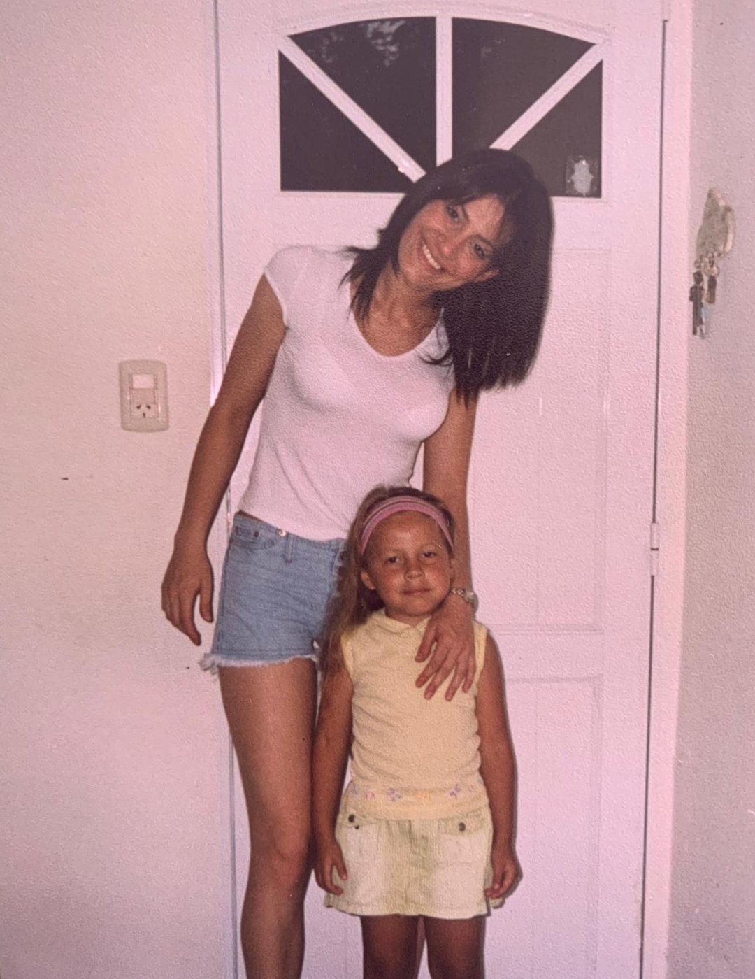Antonella abrió el posteo con una foto de su infancia junto a su mamá