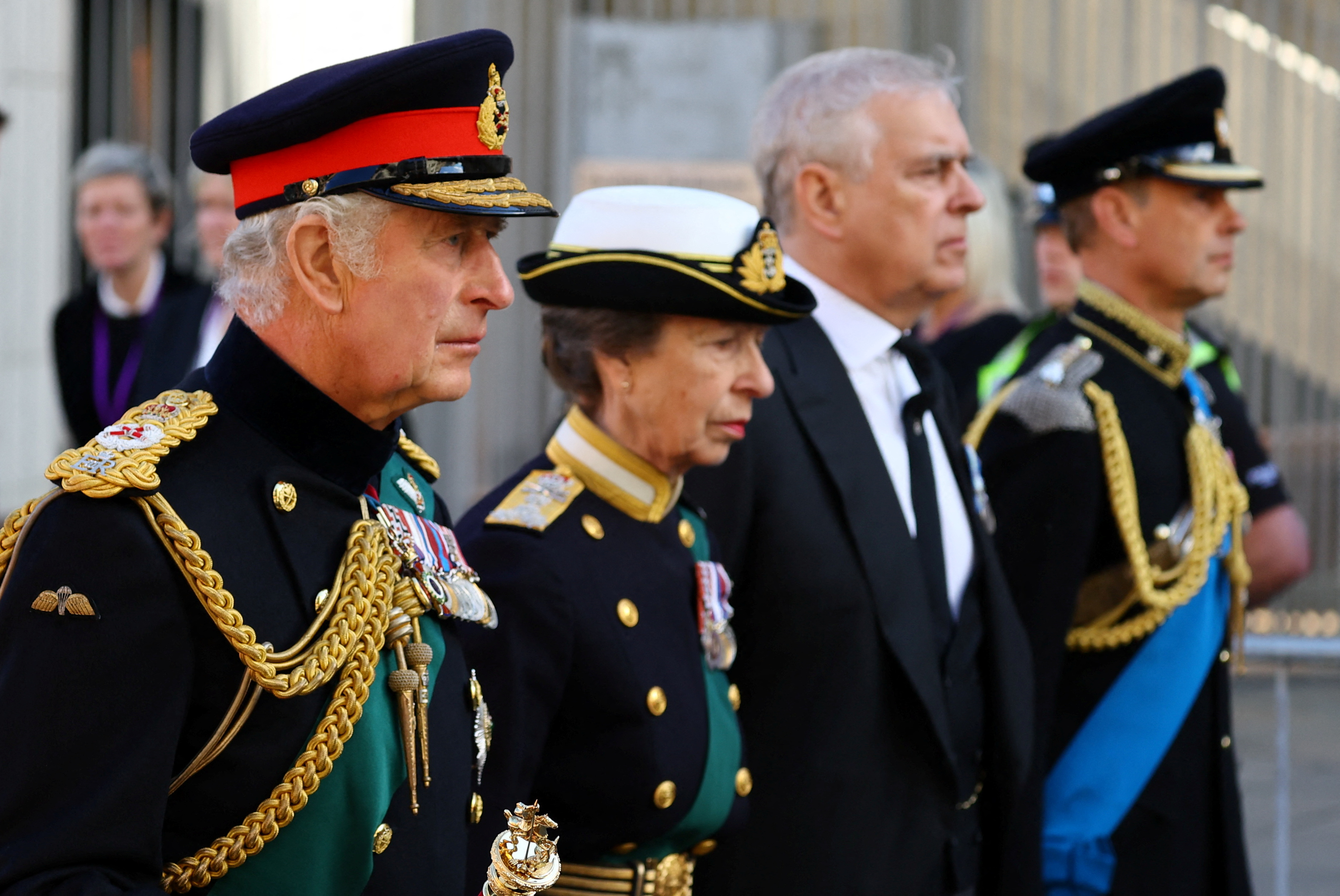 El rey Carlos, la princesa Ana, el príncipe Andrés y el príncipe Eduardo siguen el coche fúnebre que lleva el ataúd de la reina Isabel de Gran Bretaña en Edimburgo, Escocia, Gran Bretaña, el 12 de septiembre de 2022 (Reuters)