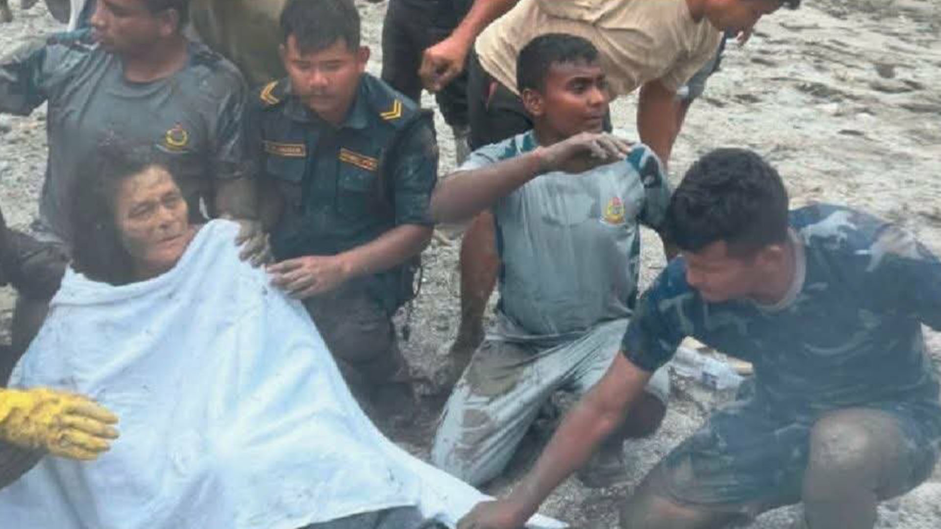Dos personas fueron rescatadas con vida once d&iacute;as despu&eacute;s de las devastadoras riadas en Nepal