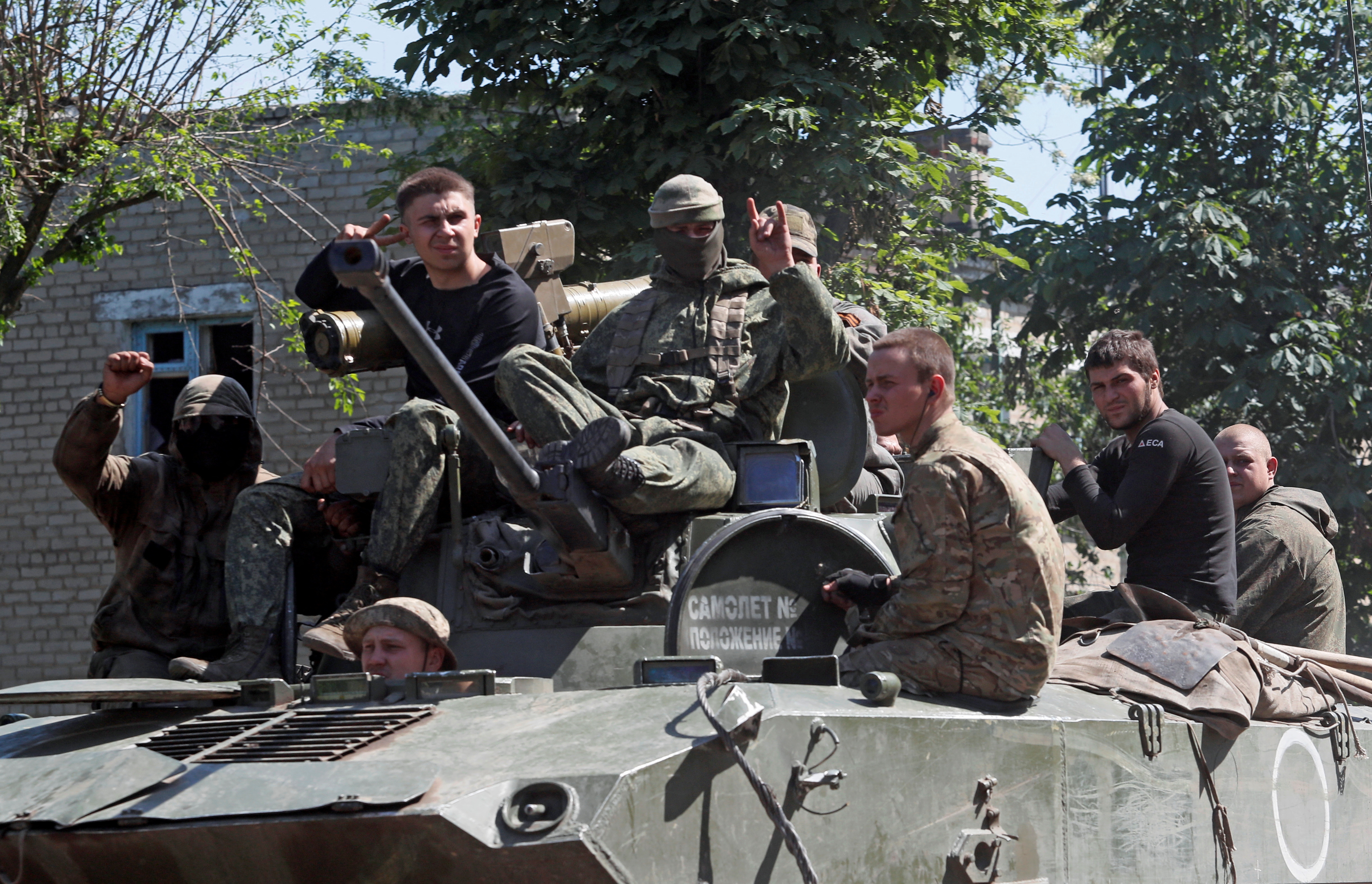Miembros del servicio de las tropas prorrusas viajan en un vehículo blindado (REUTERS/Alexander Ermochenko)
