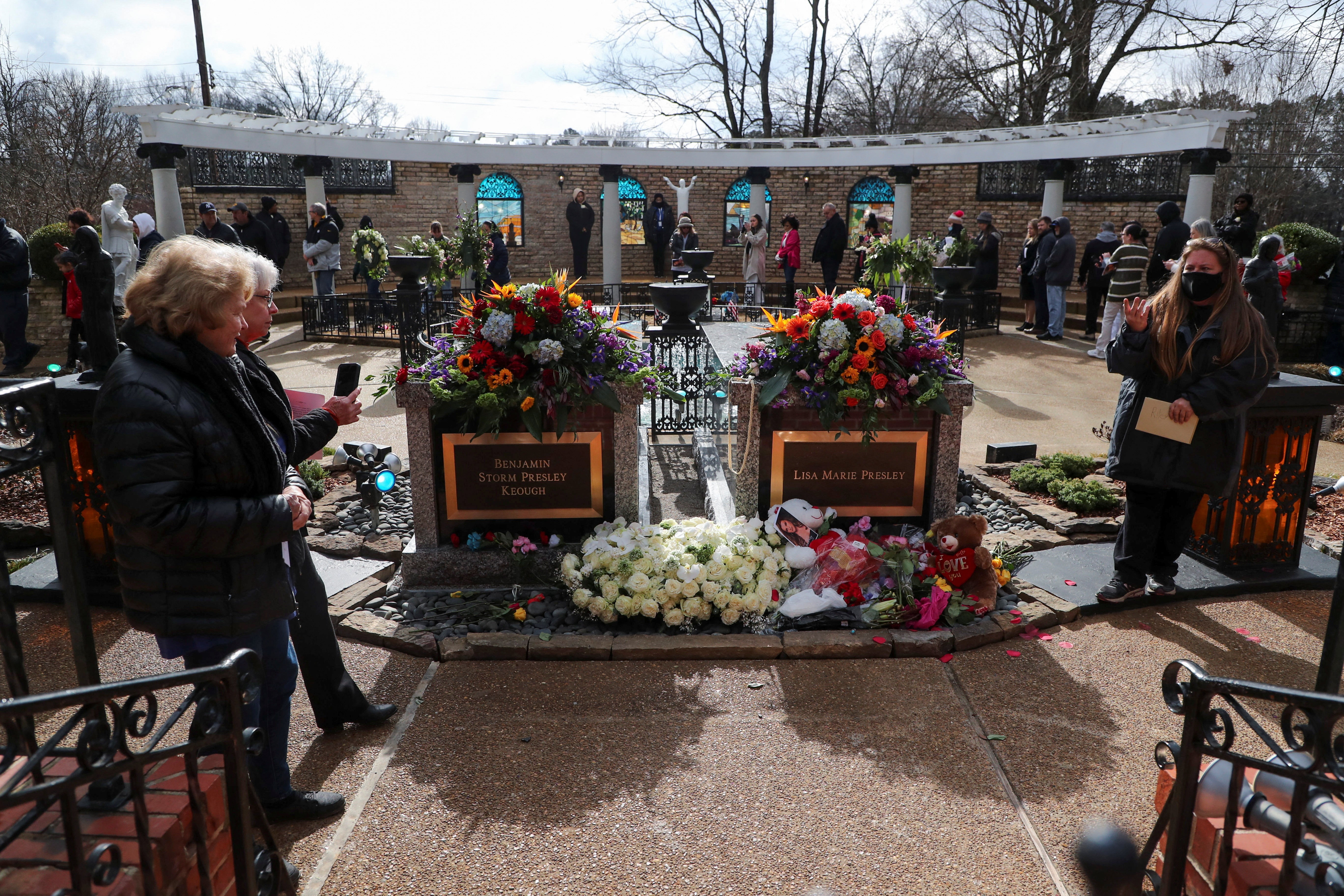Los fanáticos de Lisa Marie visitan su tumba en Graceland, junto a la de Benjamin, el padre de Elvis REUTERS/Nikki Boertman